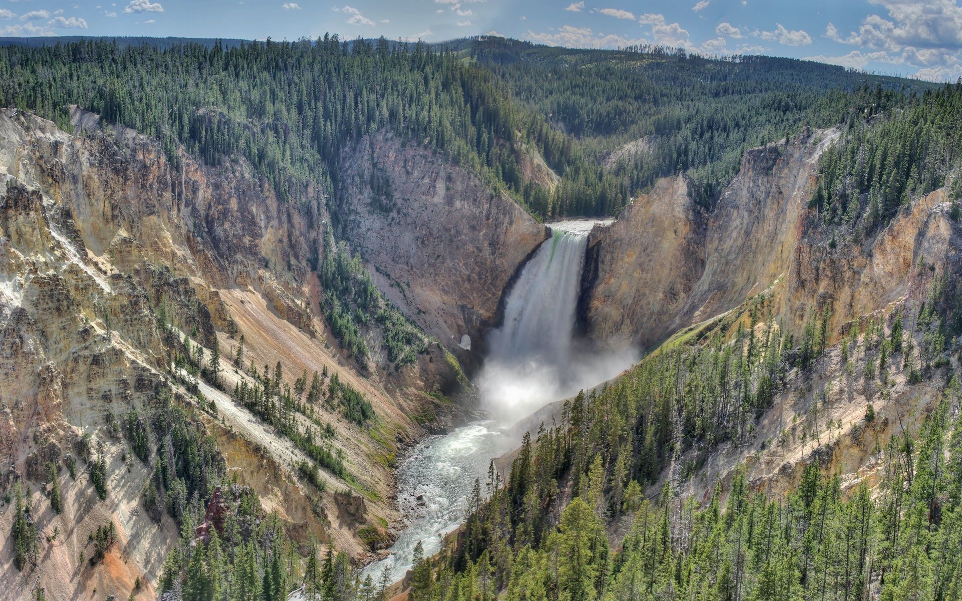 женский каньон с водопадом и рекой посредине