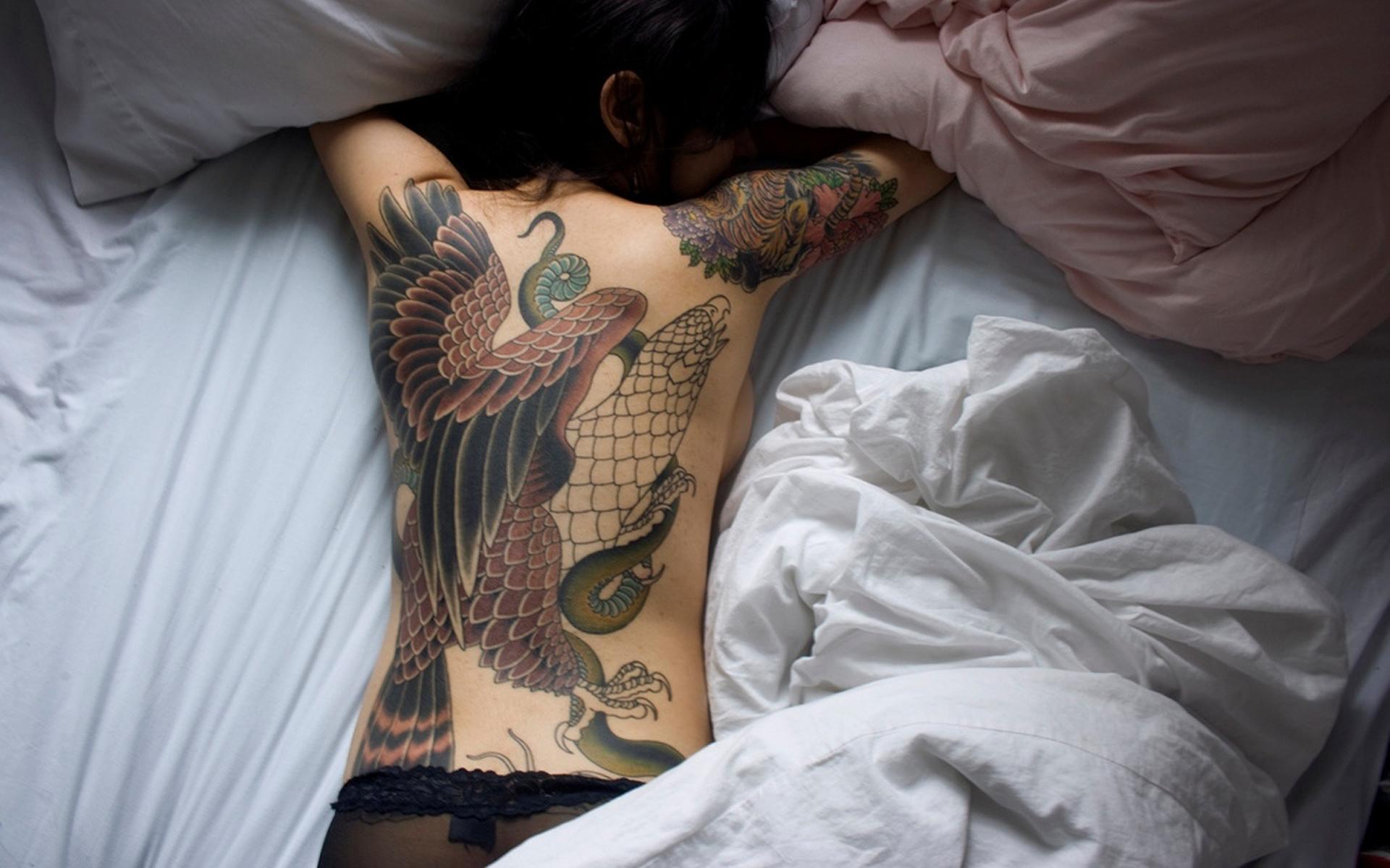 Татуированные девушки в кровати