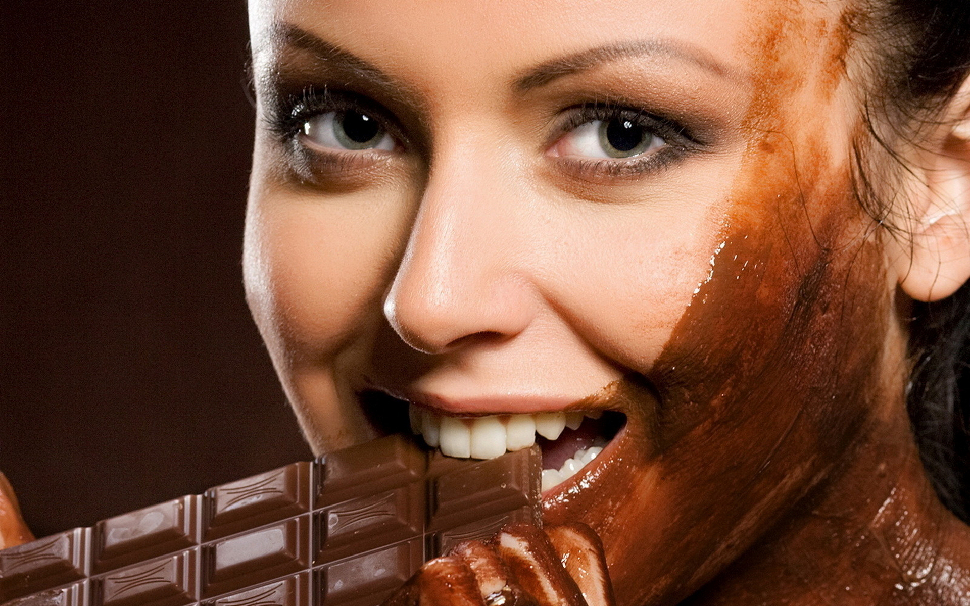 Есть шоколад на ночь. Девушка в шоколаде. Девушка обмазанная шоколадом. Фотосессия с шоколадом.