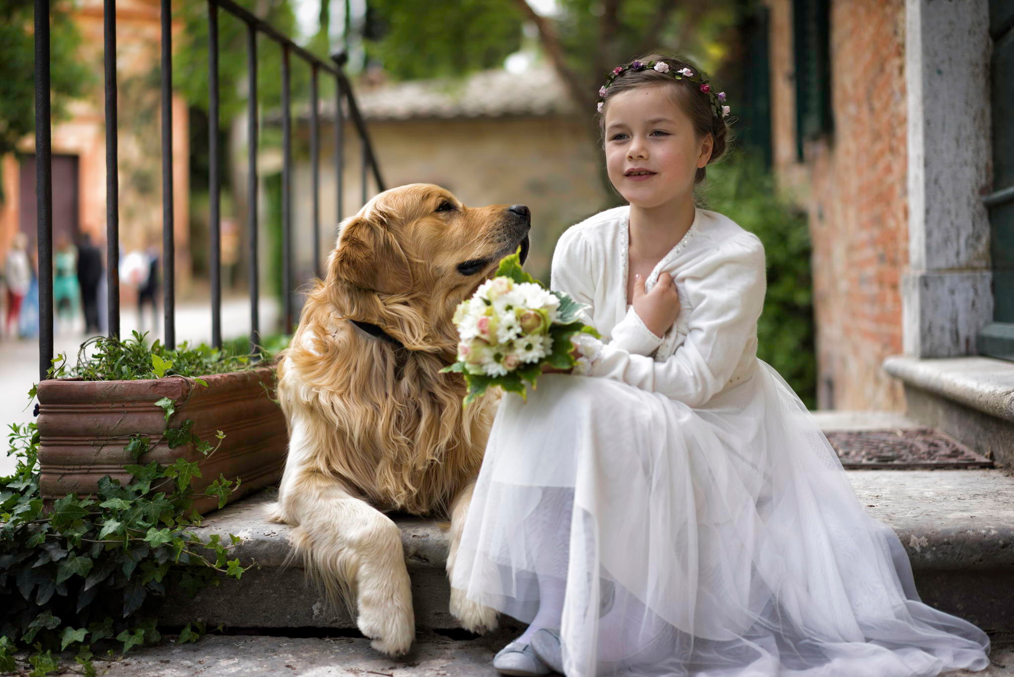 Самая добра картинка. Девочка с собакой. Красивые собаки девочки. Маленькая девочка с собачкой. Фотосессия ребенка с собакой.