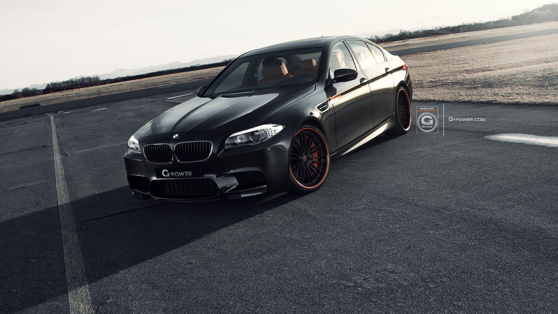 черный bmw m5 с оранжевыми ободками