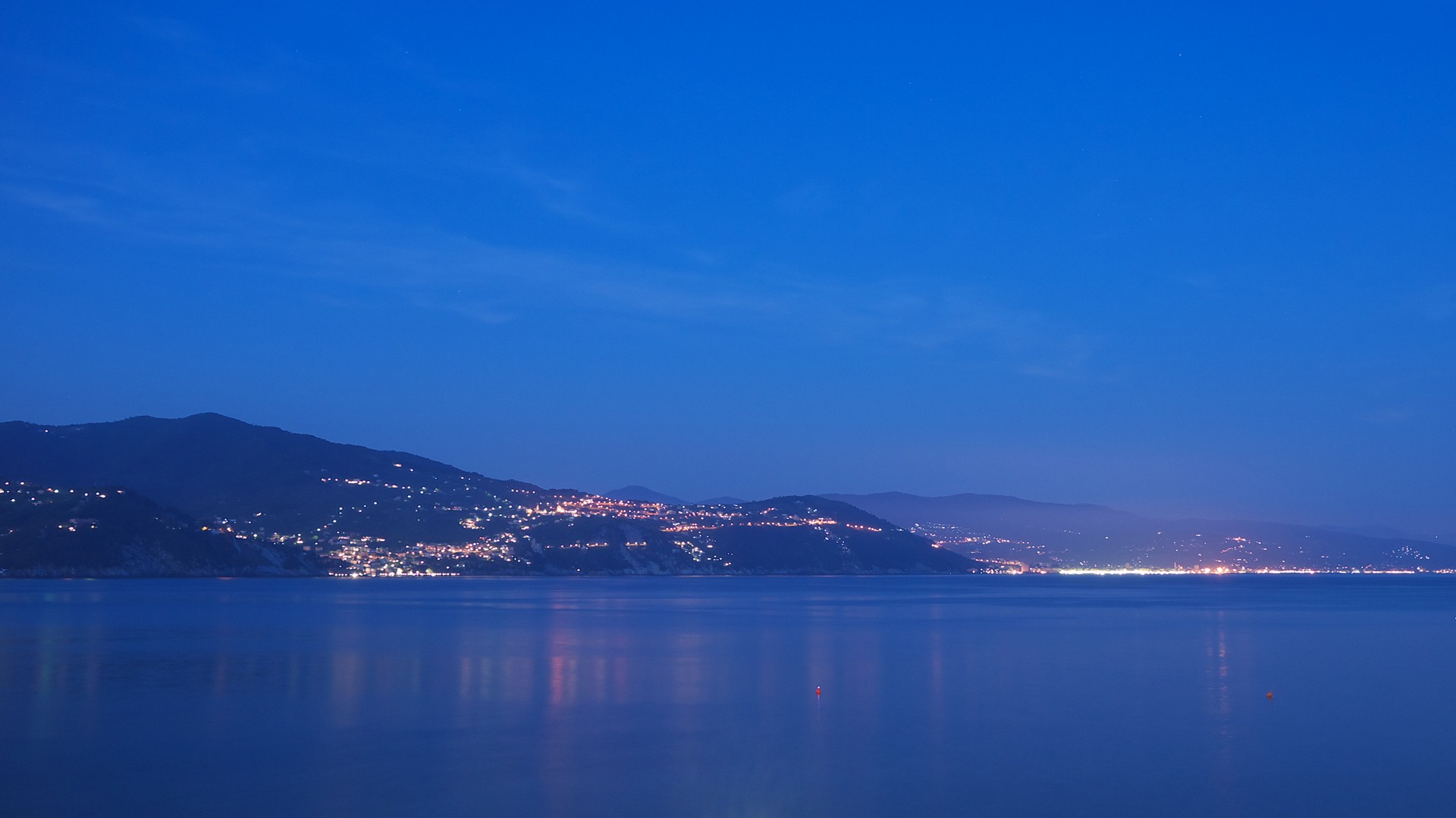 вид на город ночью с озера