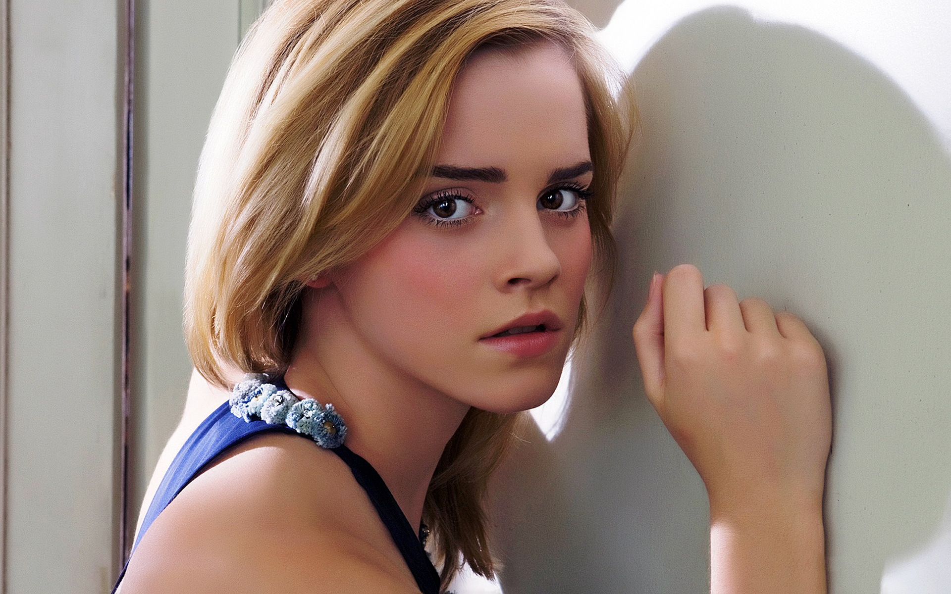 блондинка прислонилась к стене рукой