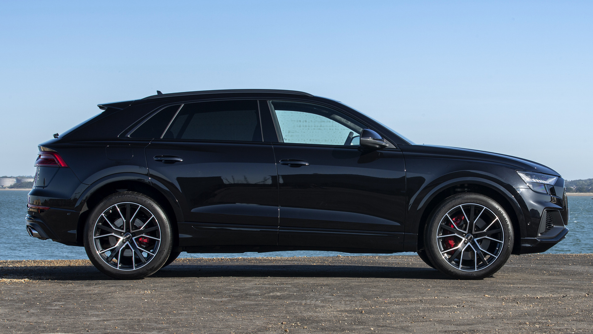 черная женщина-сув припарковалась на пляже недалеко от океана