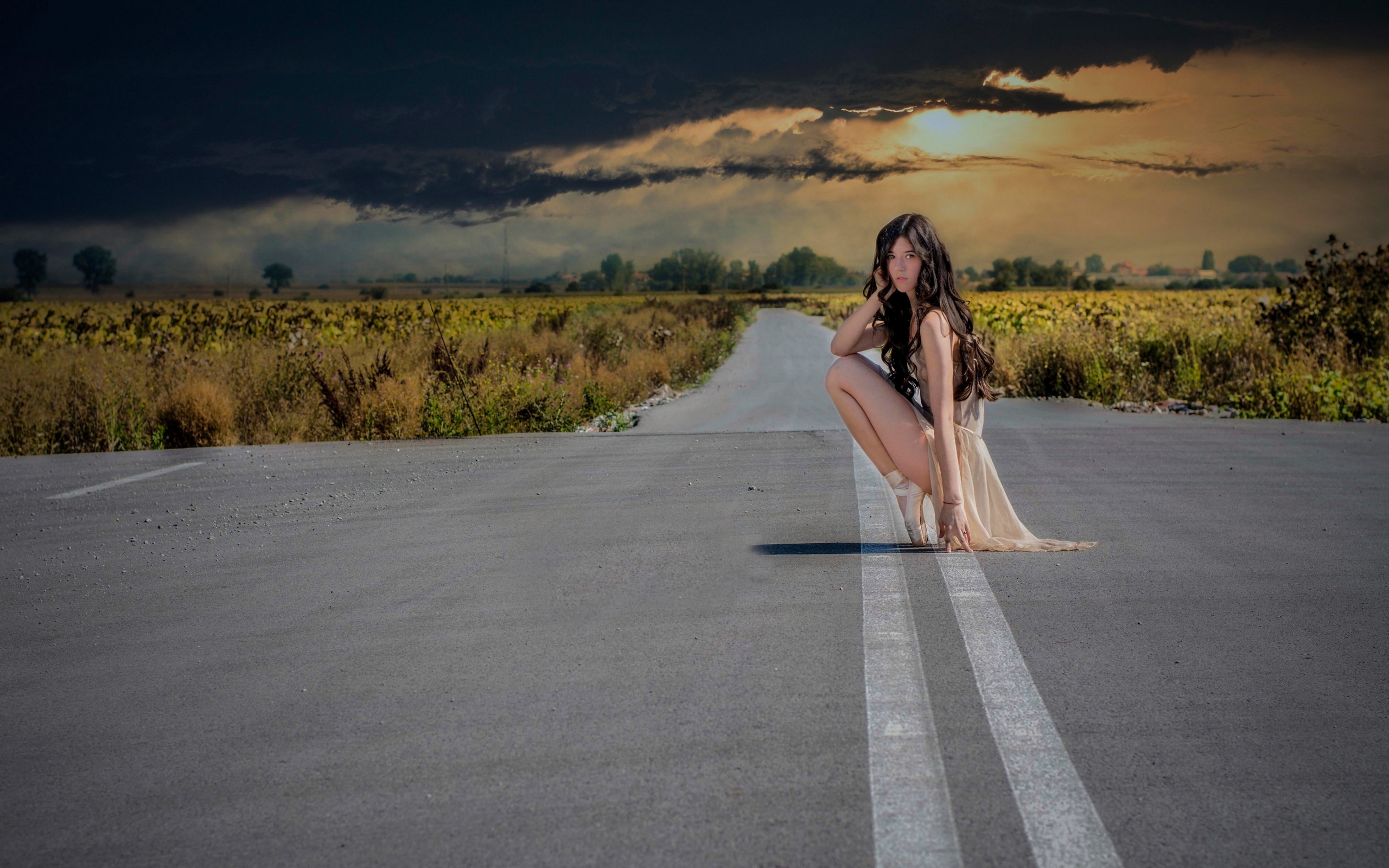 Road girls. Девушка сидит на дороге. Фотосессия на дороге. Фотосессия на дороге девушки. Идеи для фотосессии на дороге.