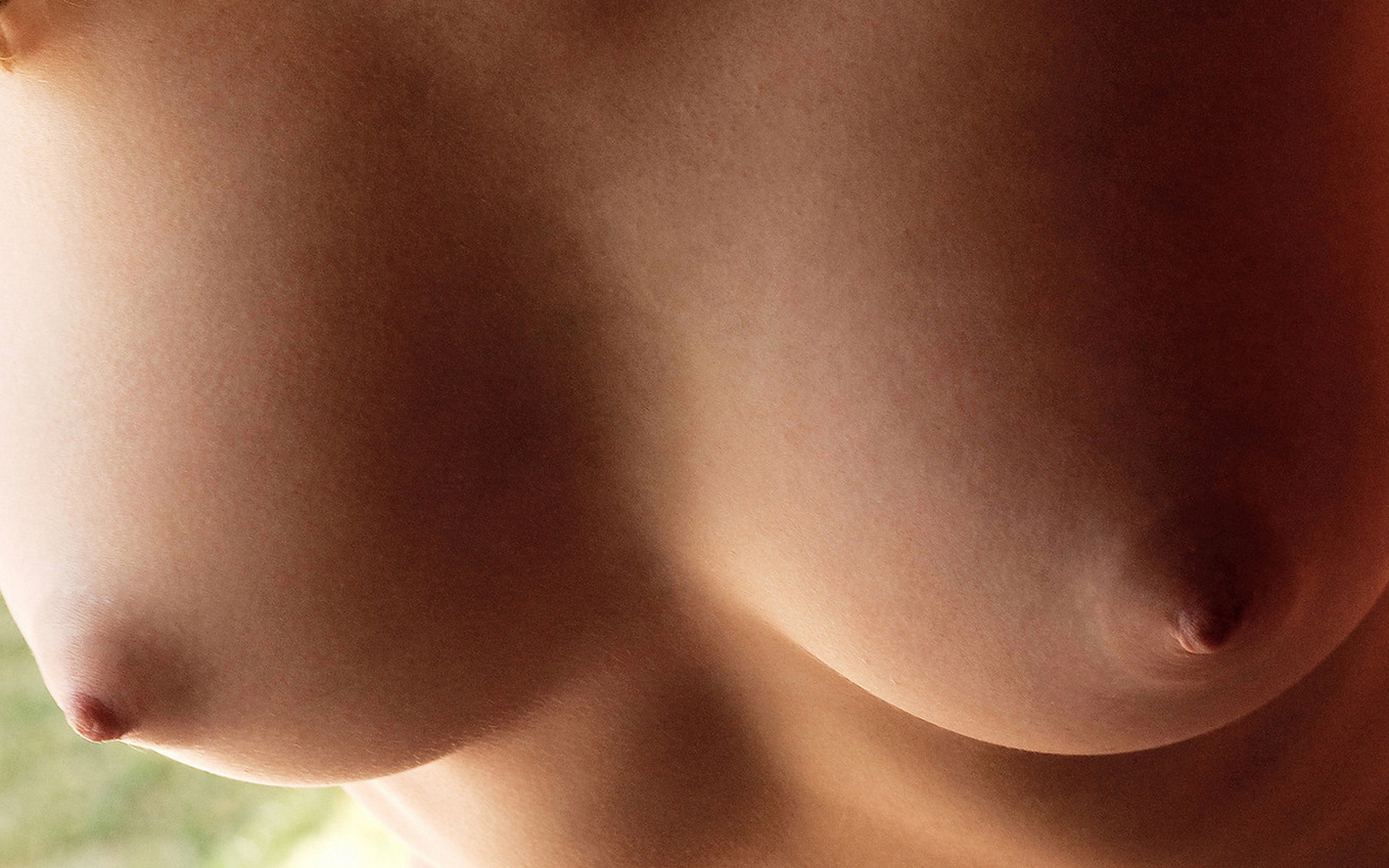 грудь женщины с очень большой грудью