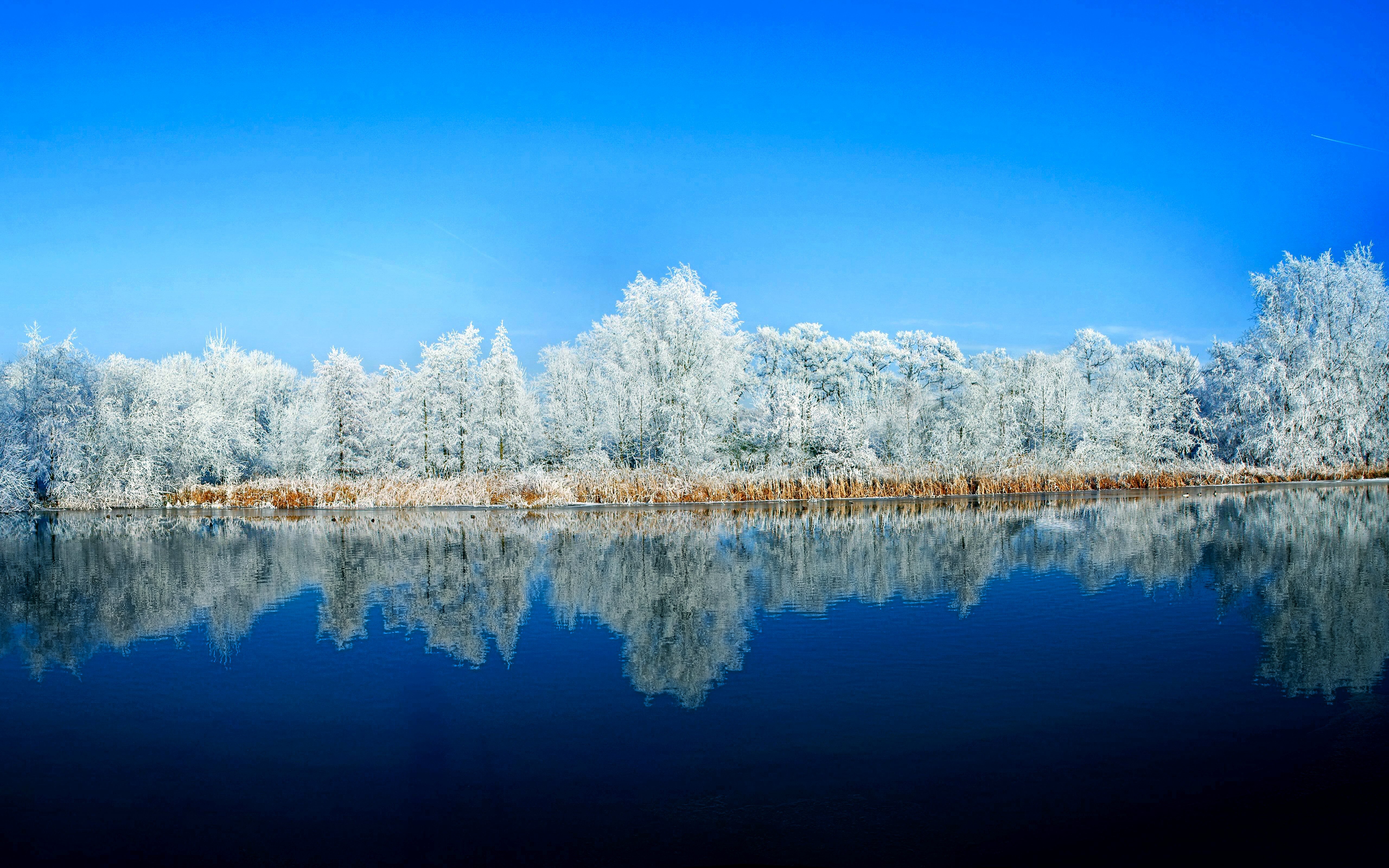 Слушать снег вода. Зимняя река. Зимний пейзаж. Зима озеро. Красивые зимние пейзажи природы.
