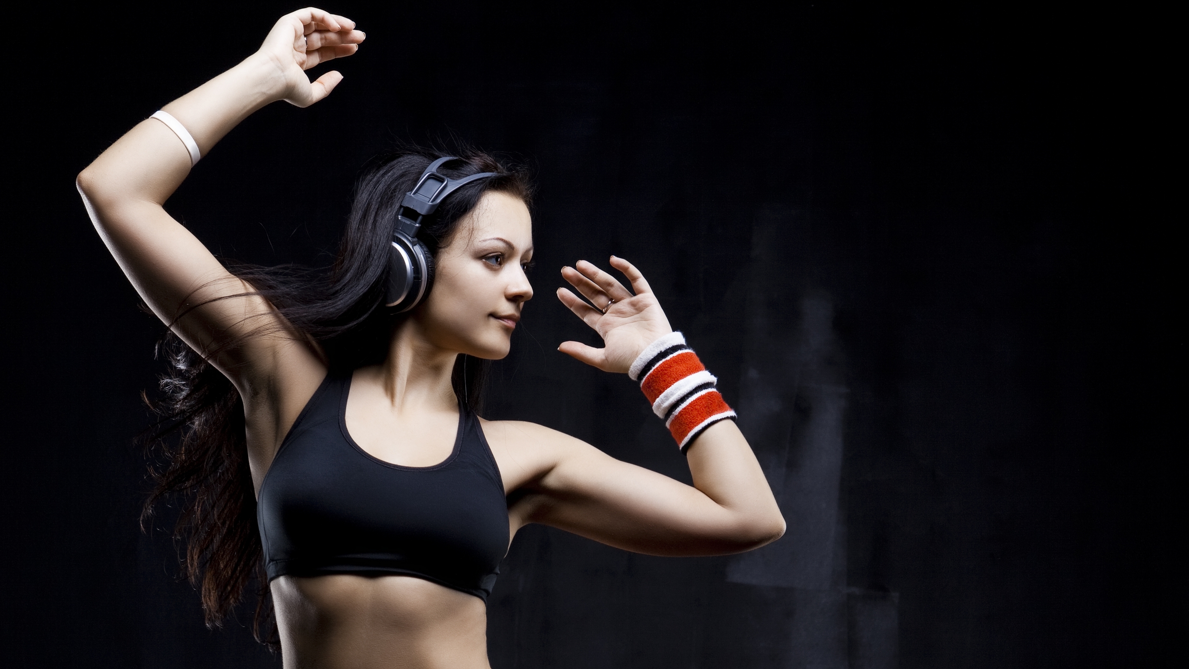 девушки, воспроизводимые