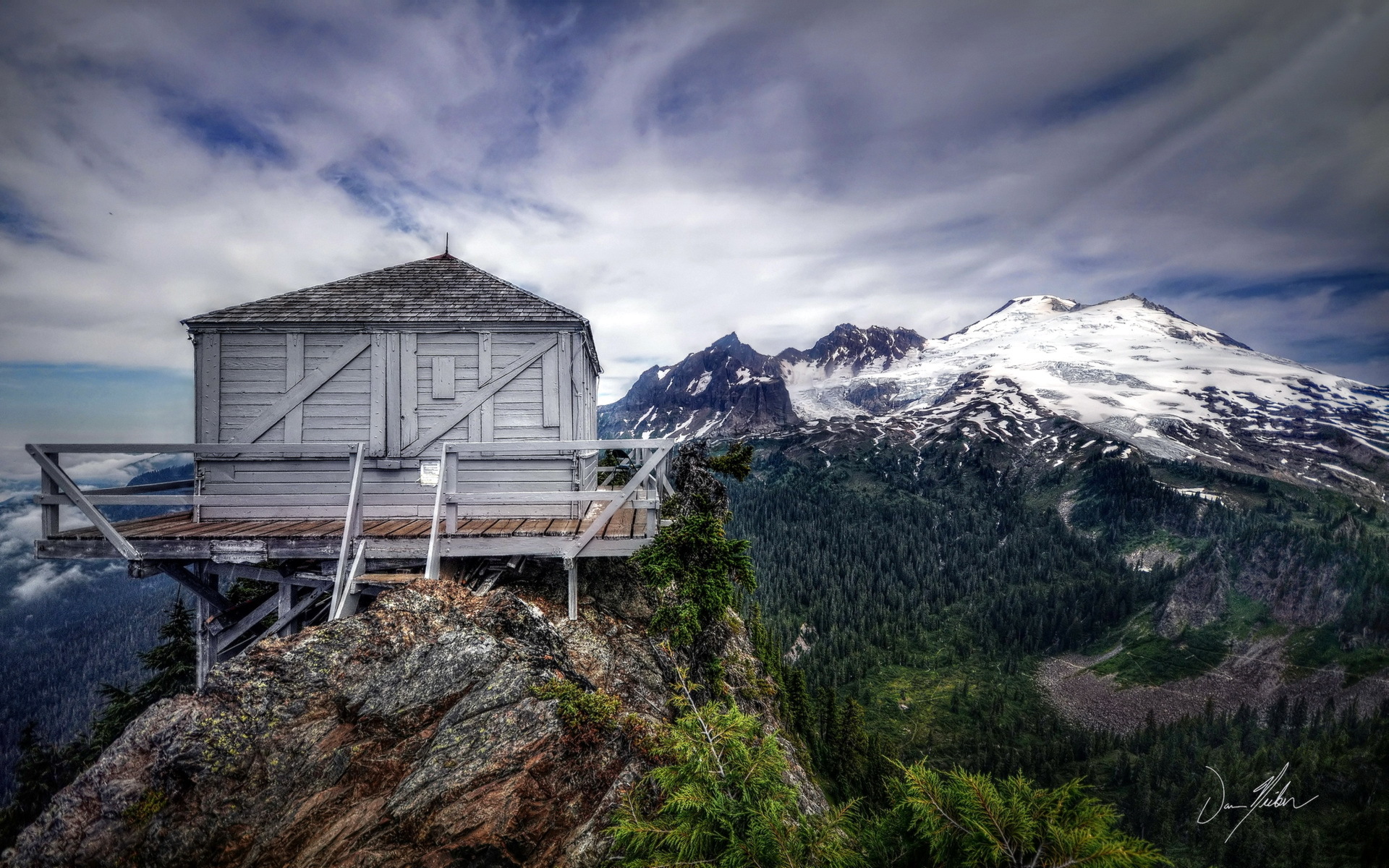 Mountain house. Хижина Сольве Швейцария. Горы Хижина Норвегия. Одинокий дом в горах Швейцарии. Одинокий дом в горах Грузия.