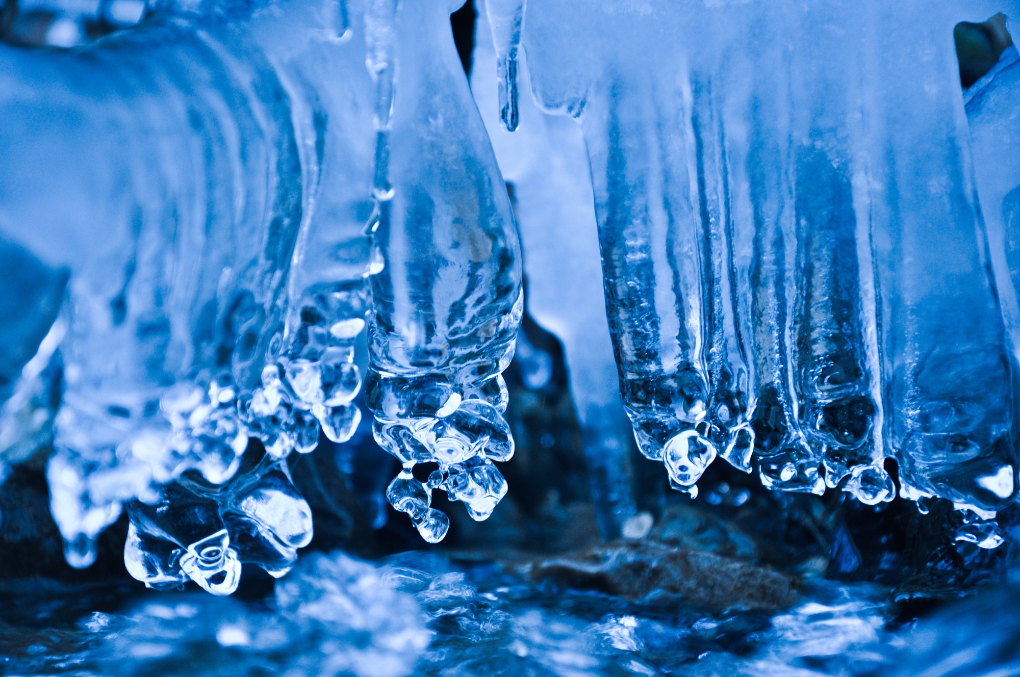 Кипящий лед. Вода со льдом. Лед. Тающий лед. Замерзшие капельки воды.