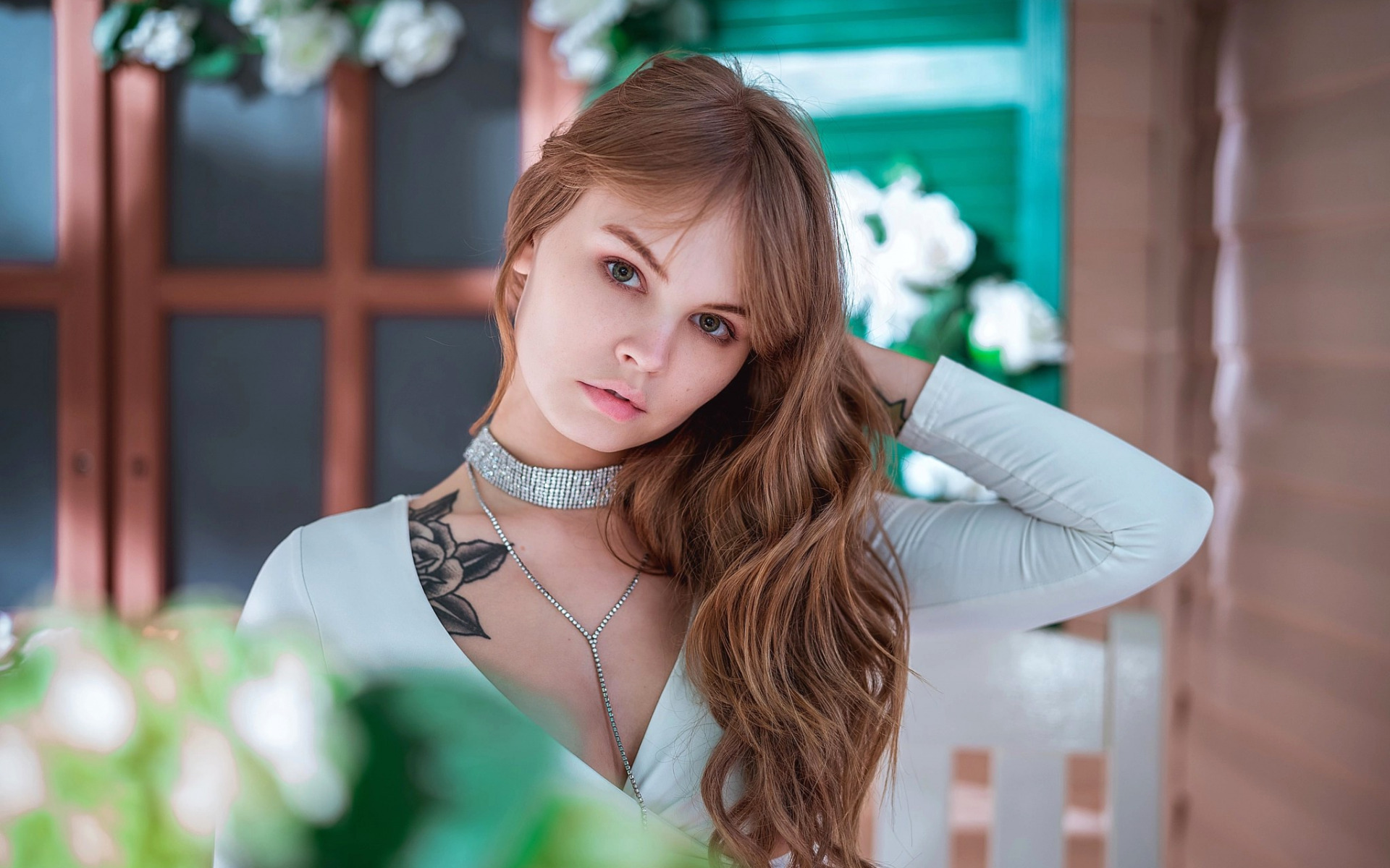 есть женщина с длинными волосами и удушьем на шее