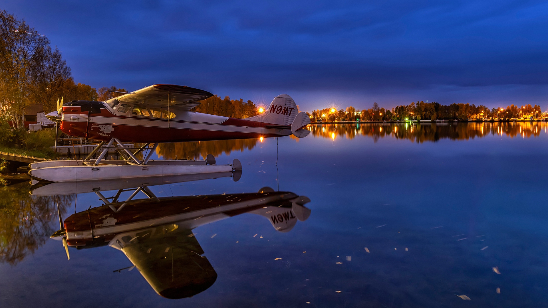 есть небольшой самолет, который сидит на воде