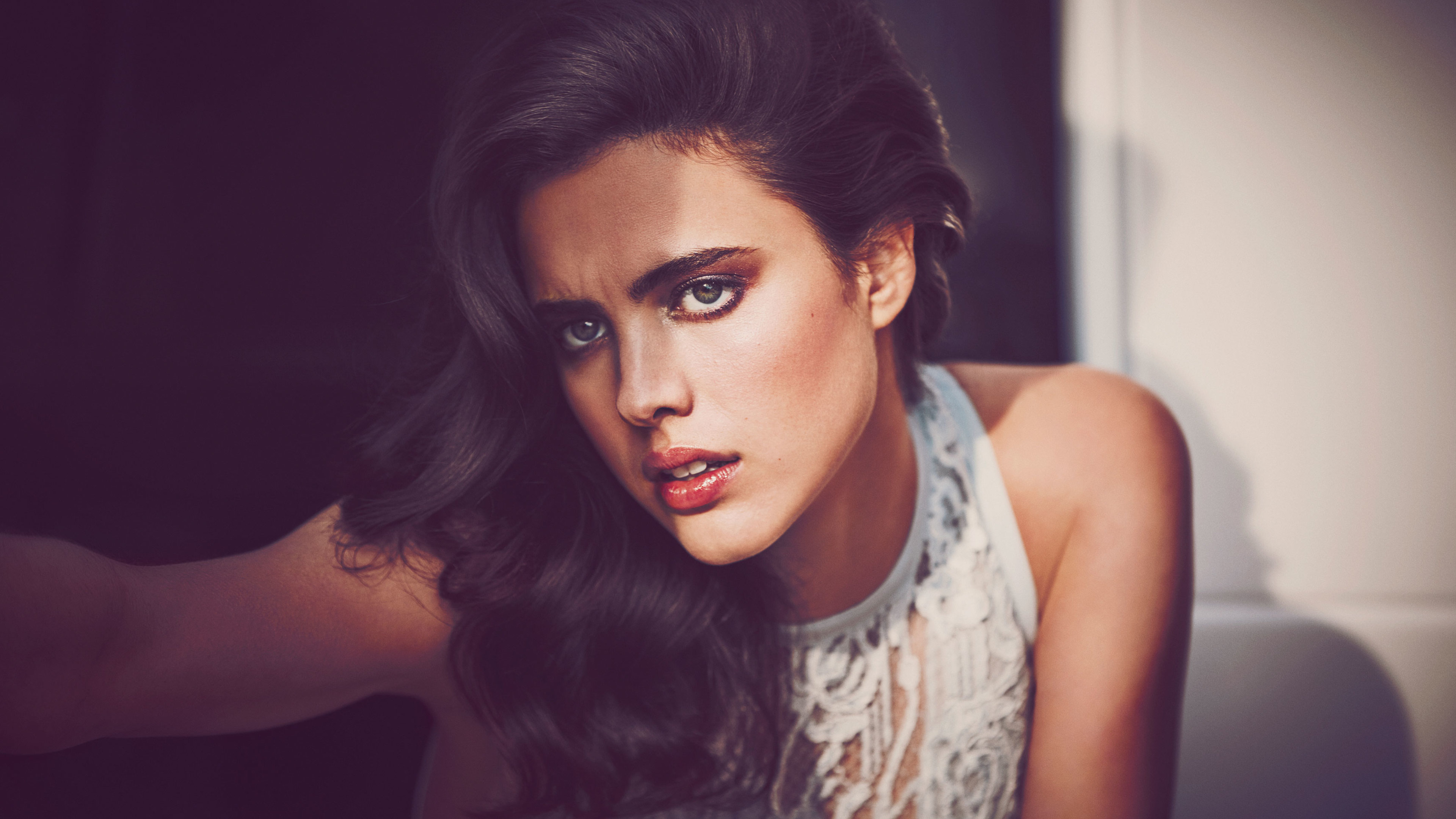 женщина с длинными волосами и белым платьем позирует