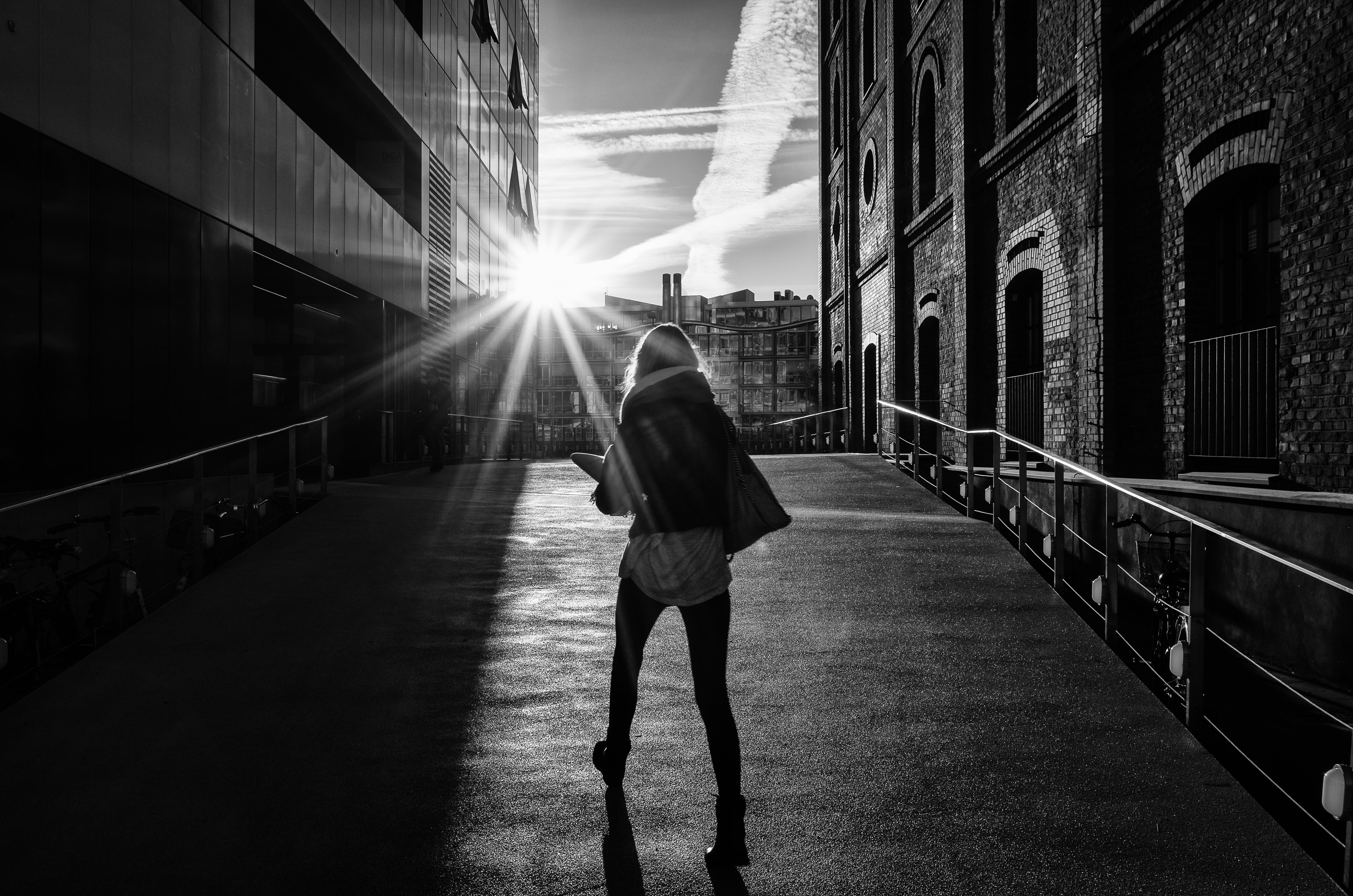 женщина, идущая по улице с курткой