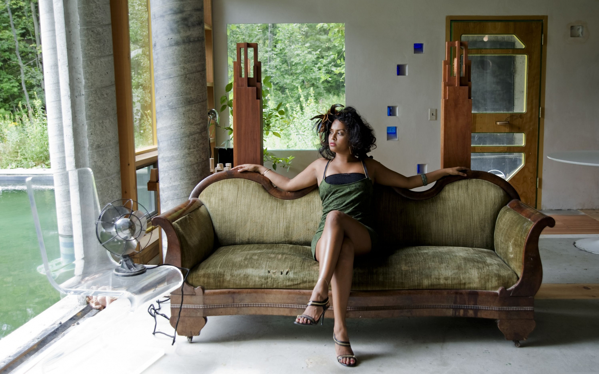 женщина сидит на диване в комнате