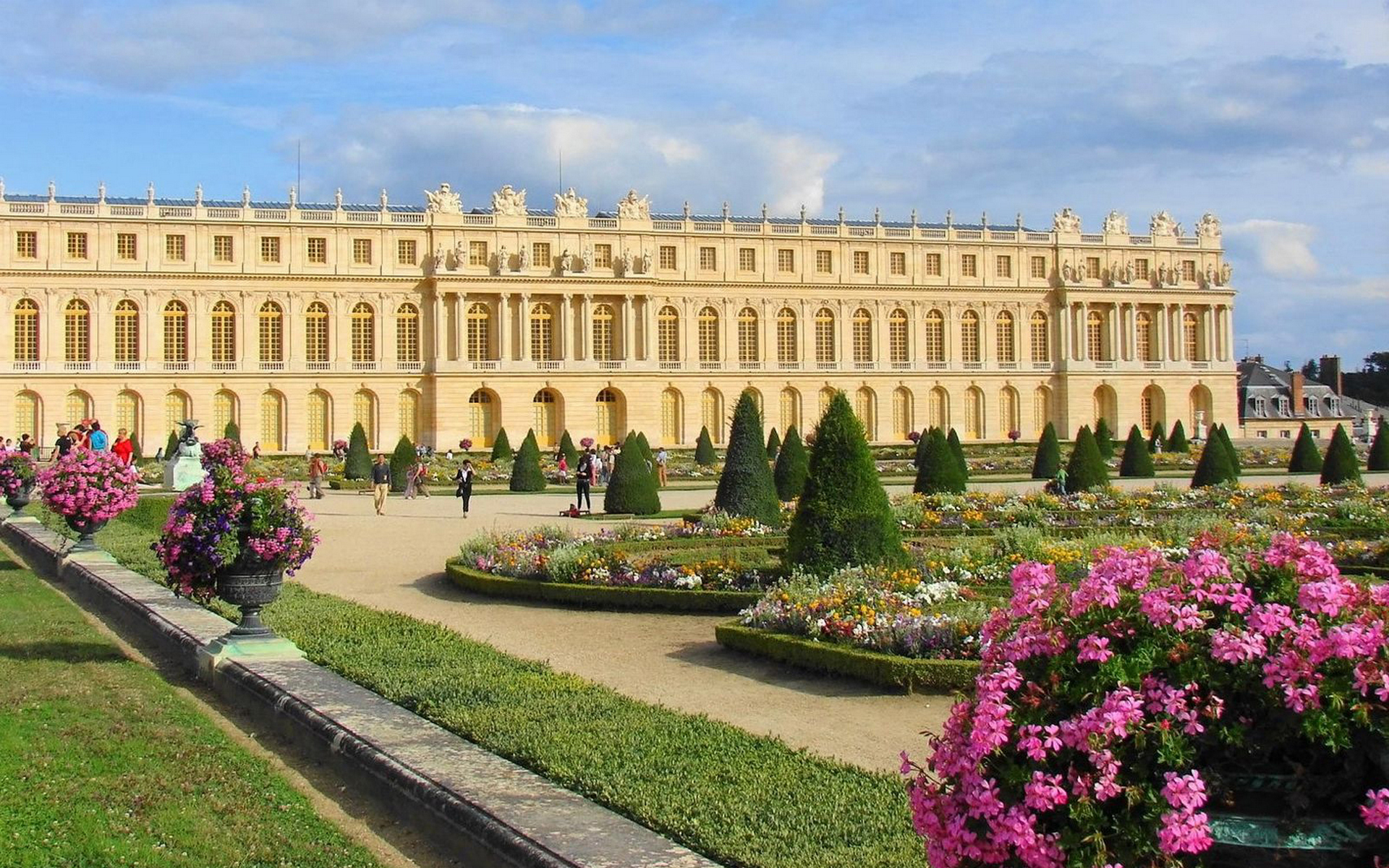 женский вид на дворец с садом и дорожкой