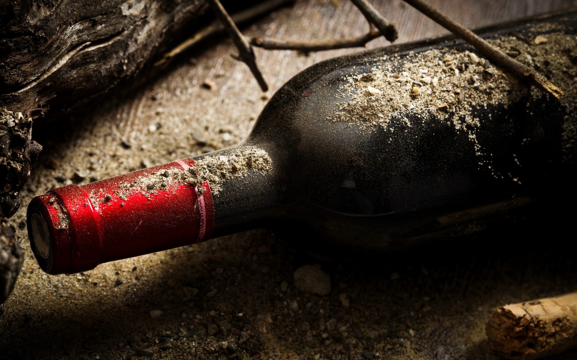 есть бутылка вина, которая лежит на земле