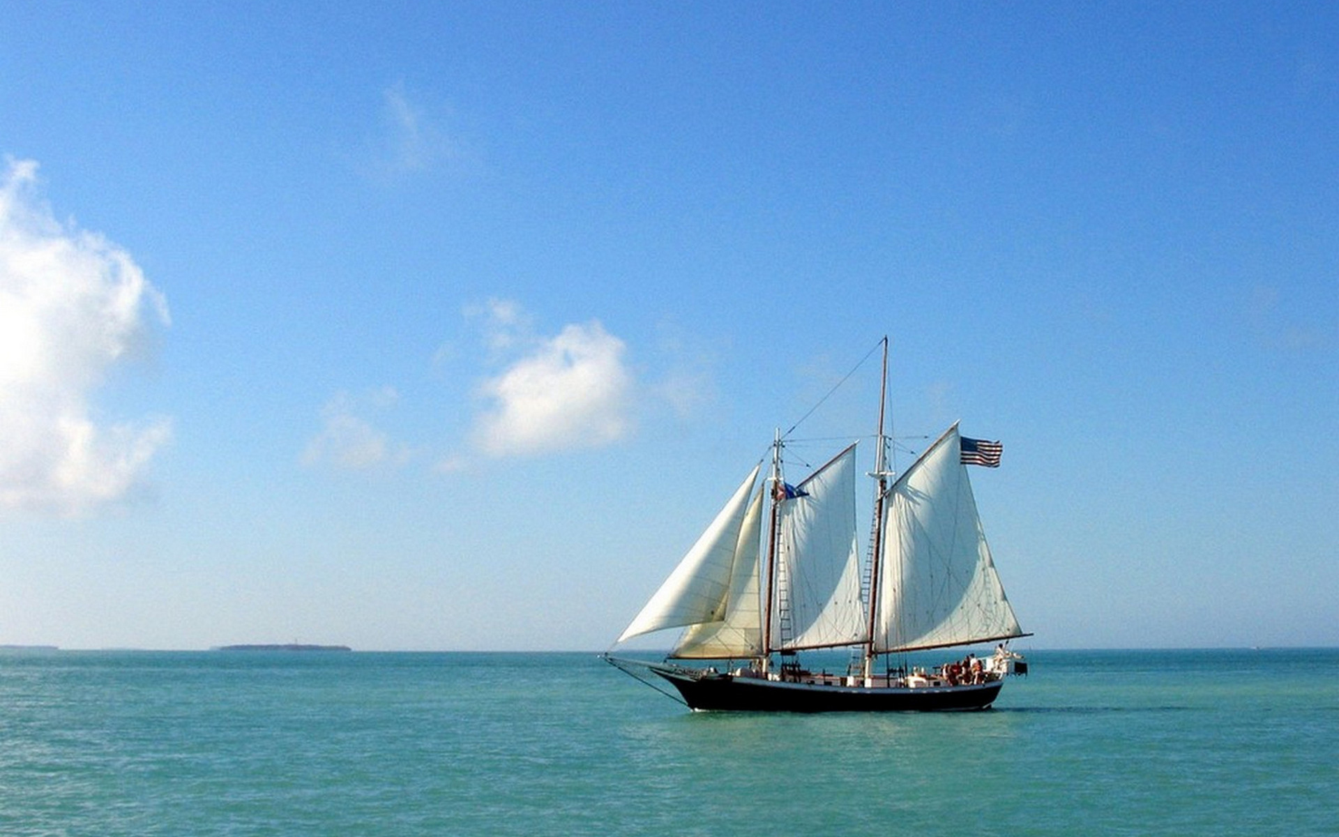 Морские корабли. Гафельная шхуна Мираж. Шхуна Матуа. Корабль в море. Маленький корабль.