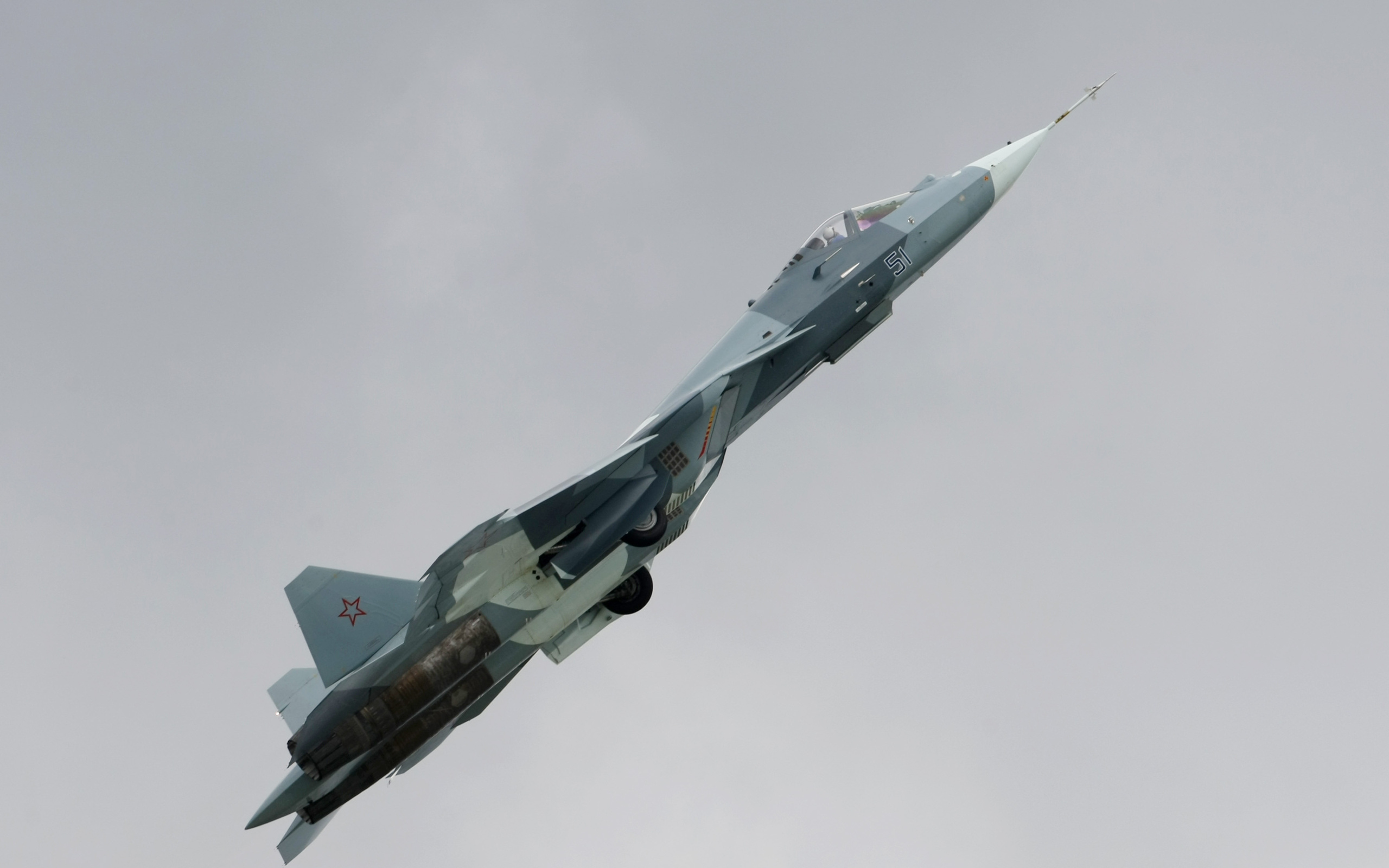 есть истребитель, летящий по воздуху в пасмурный день