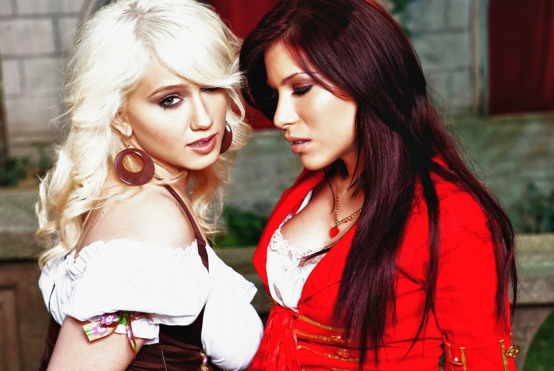 блондинка в красной куртке и белой блузке рядом с другой женщиной