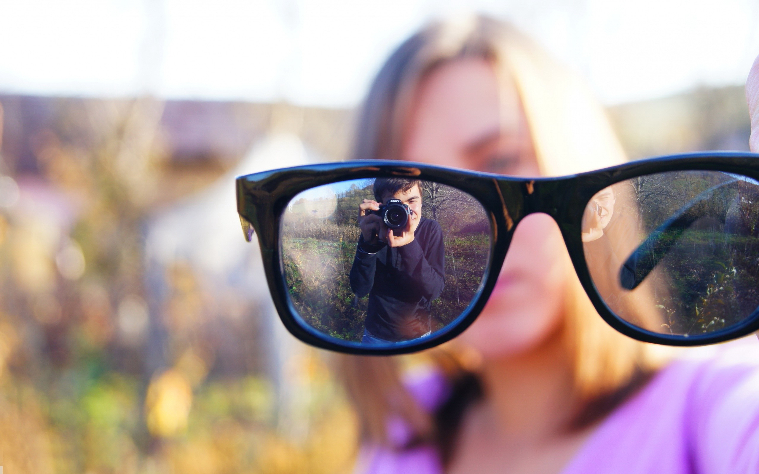женщина фотографирует себя в очках