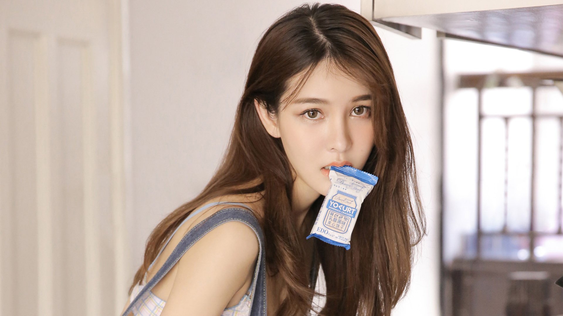 есть женщина, которая чистит зубы зубной щеткой