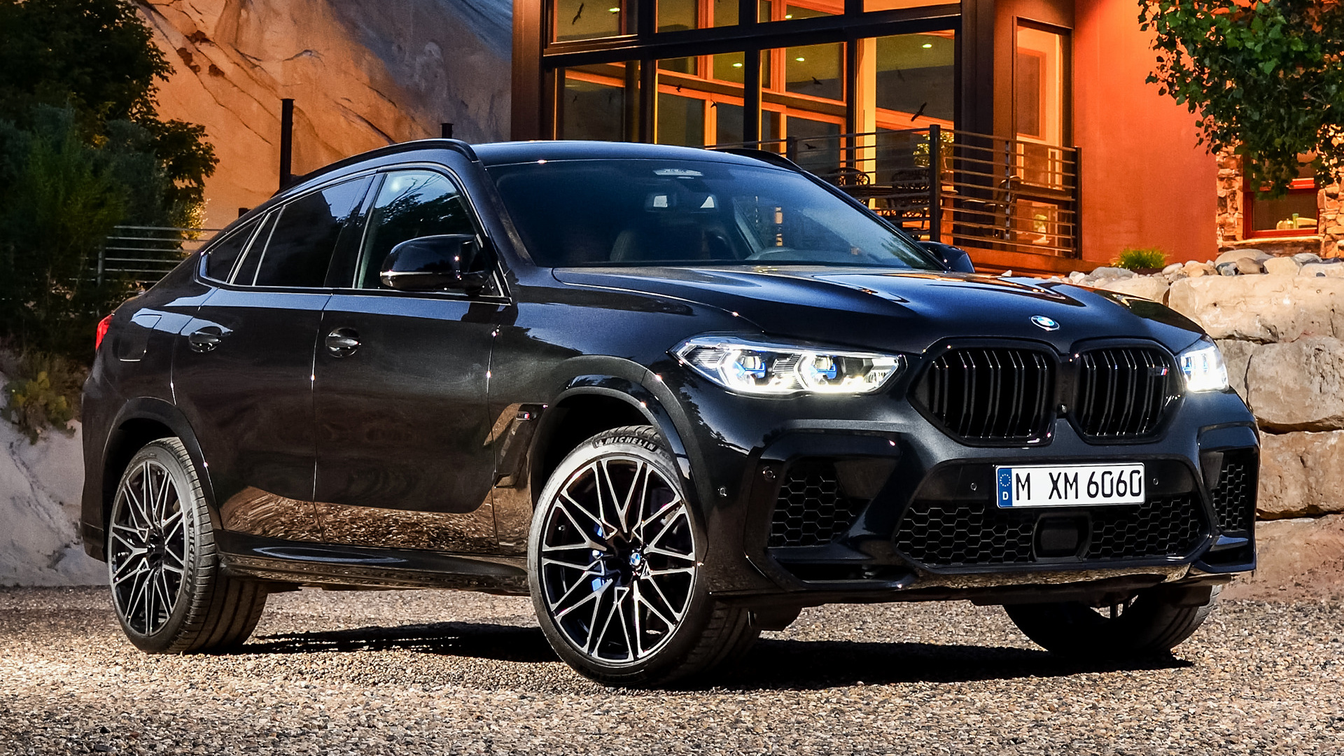 черный внедорожник bmw, припаркованный перед зданием