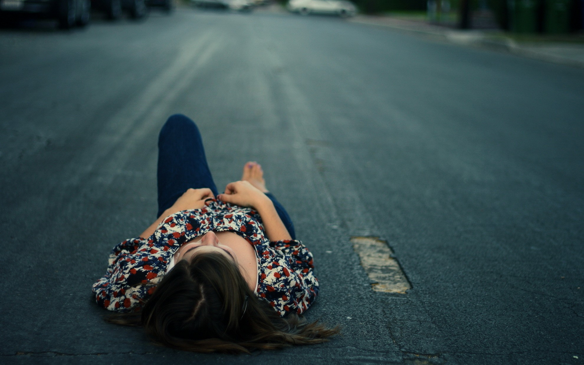 лежит, девушка, дороге