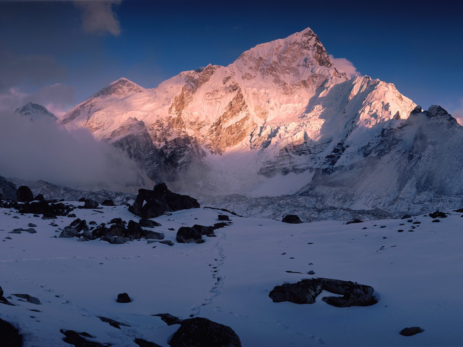 Mountains said. Тибет Эверест Гималаи. Непал горы Гималаи. Непал природа Гималаи. Нупцзе Эверест.