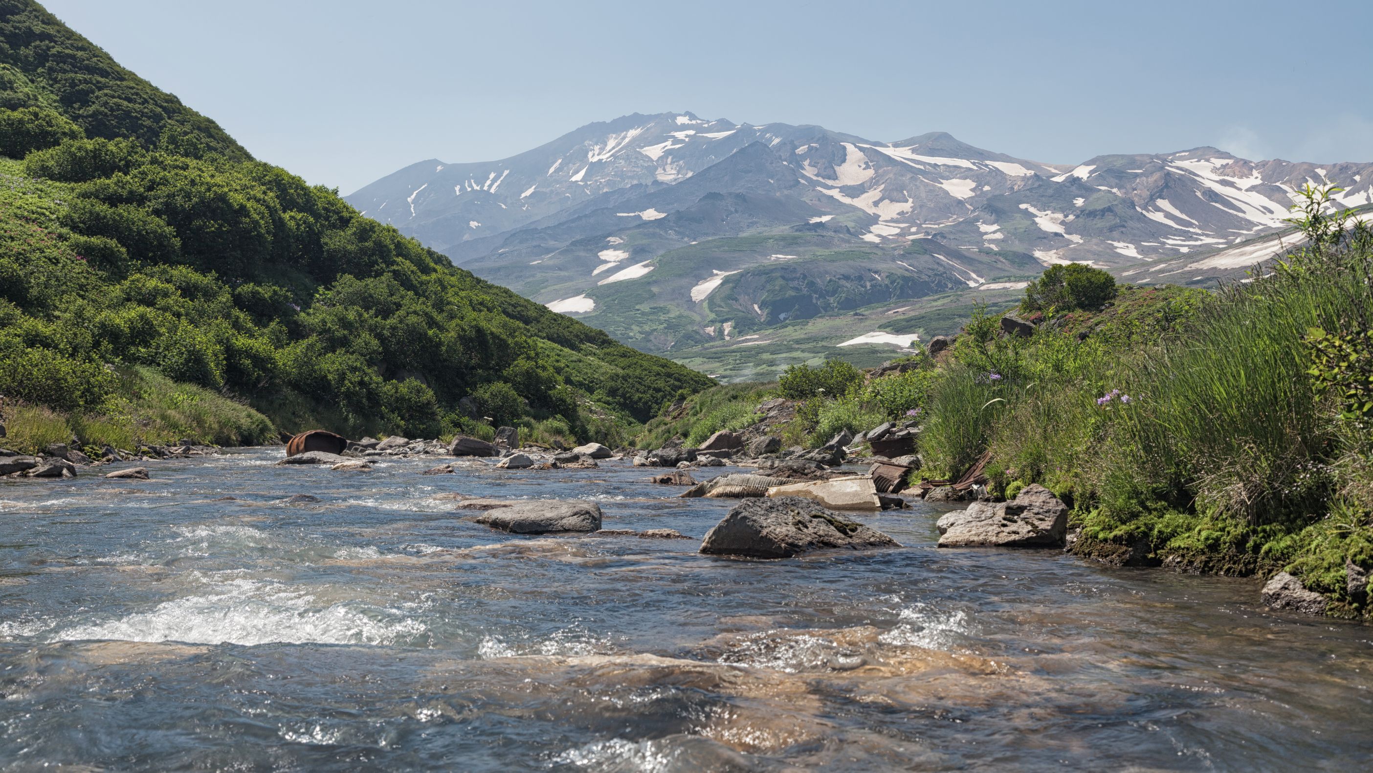 есть река со скалами и вода в ней