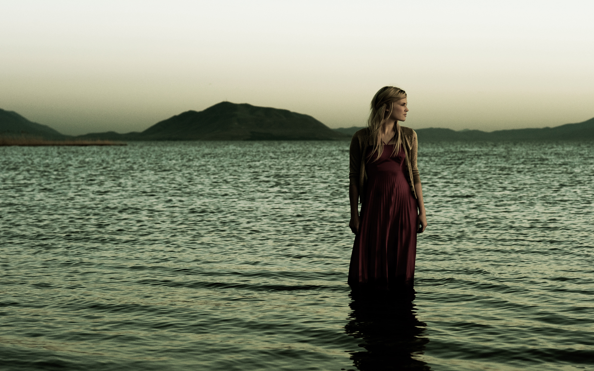 Постой даже. Девушки на озере. Девушка-море. Девушка на берегу. Девушка в длинном платье на море.