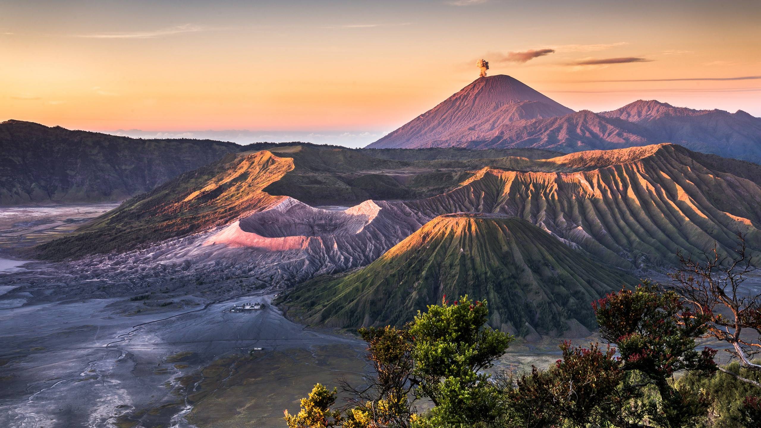 Volcanoes mountains. Гора Бромо Индонезия. Вулкан на острове Ява. Вулкан Бромо в Индонезии. Бромо Тенггер семеру.