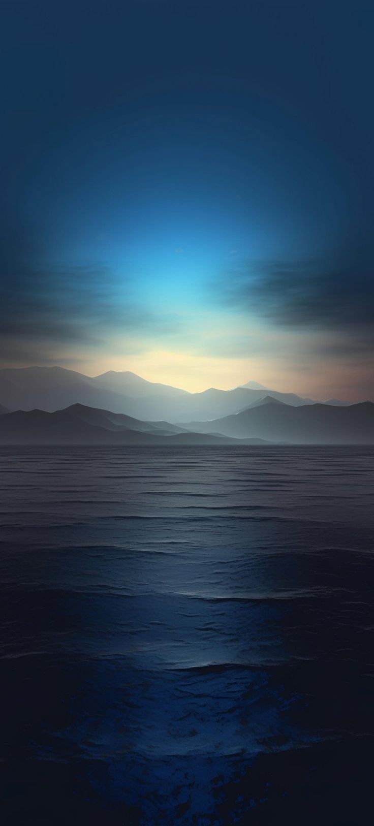 есть большой водоем с горами вдалеке