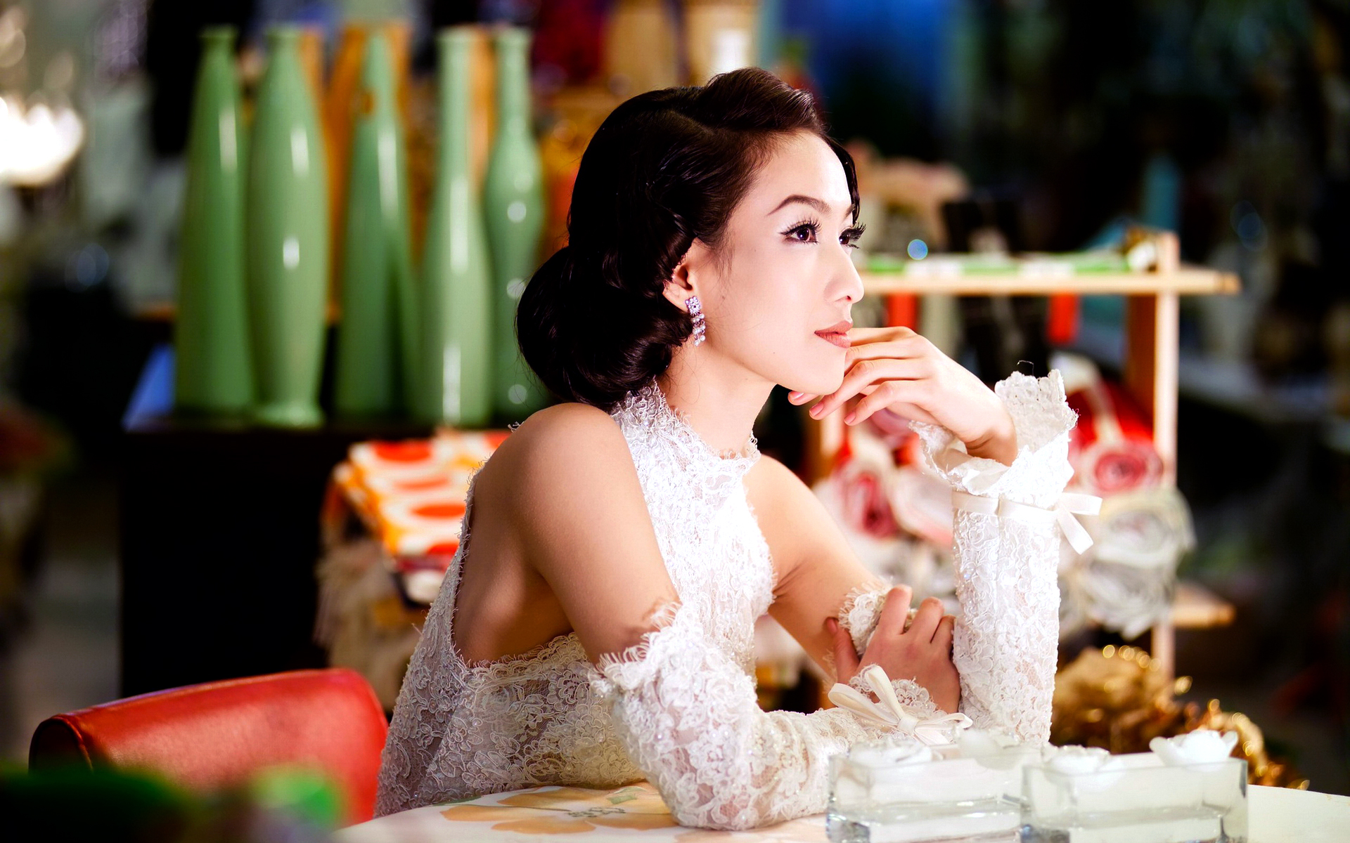 женщина сидит за столом с тарелкой с едой