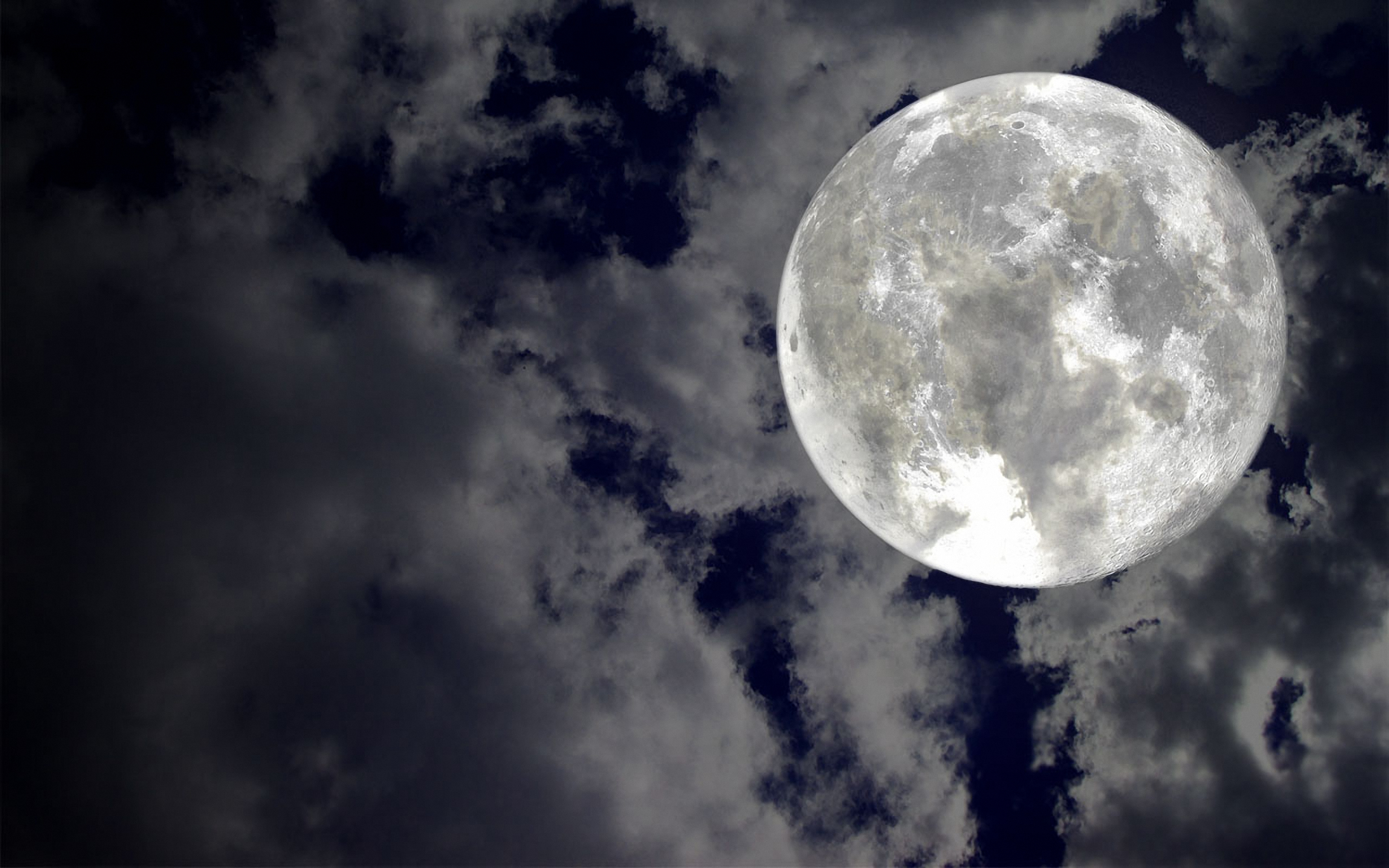 Полнолуние каждые. Луна на небе. Фото Луны. Лунное небо. Полнолуние.