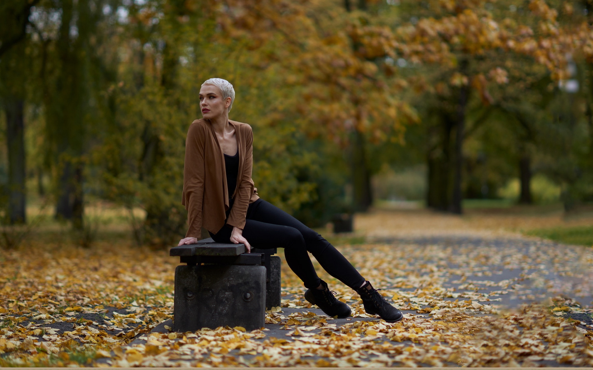 Блондинка в парке на лавочке осень