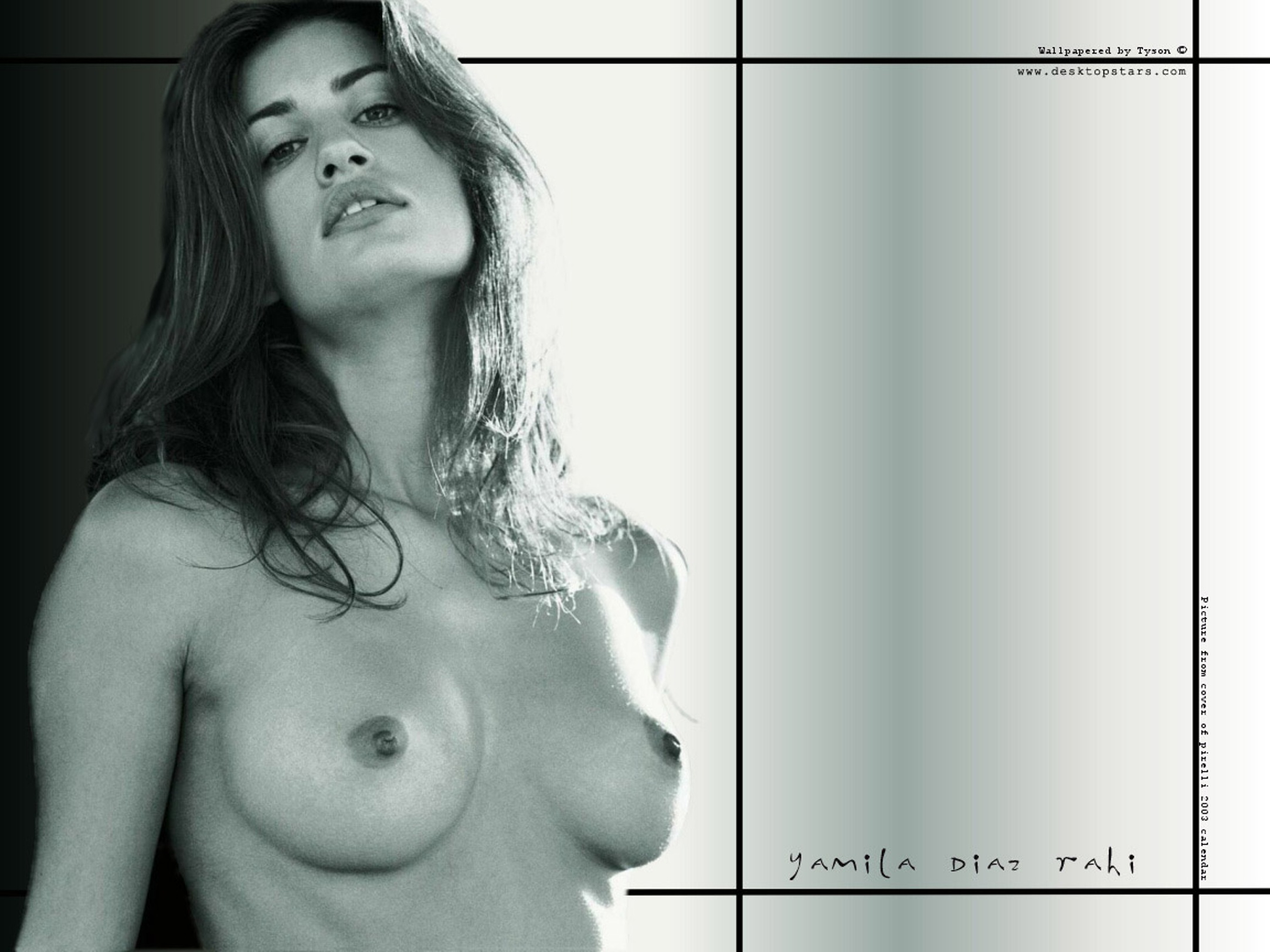 женщина с очень маленькой грудью позирует обнаженной