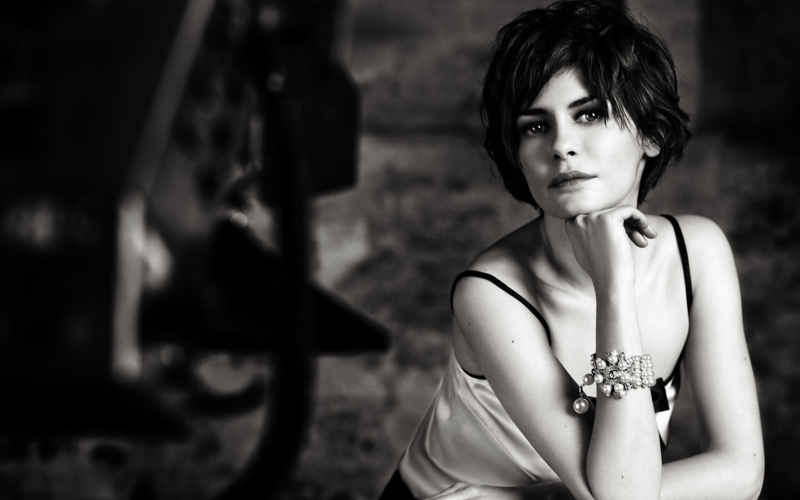 женщина в белом топе и черных штанах позирует для фото