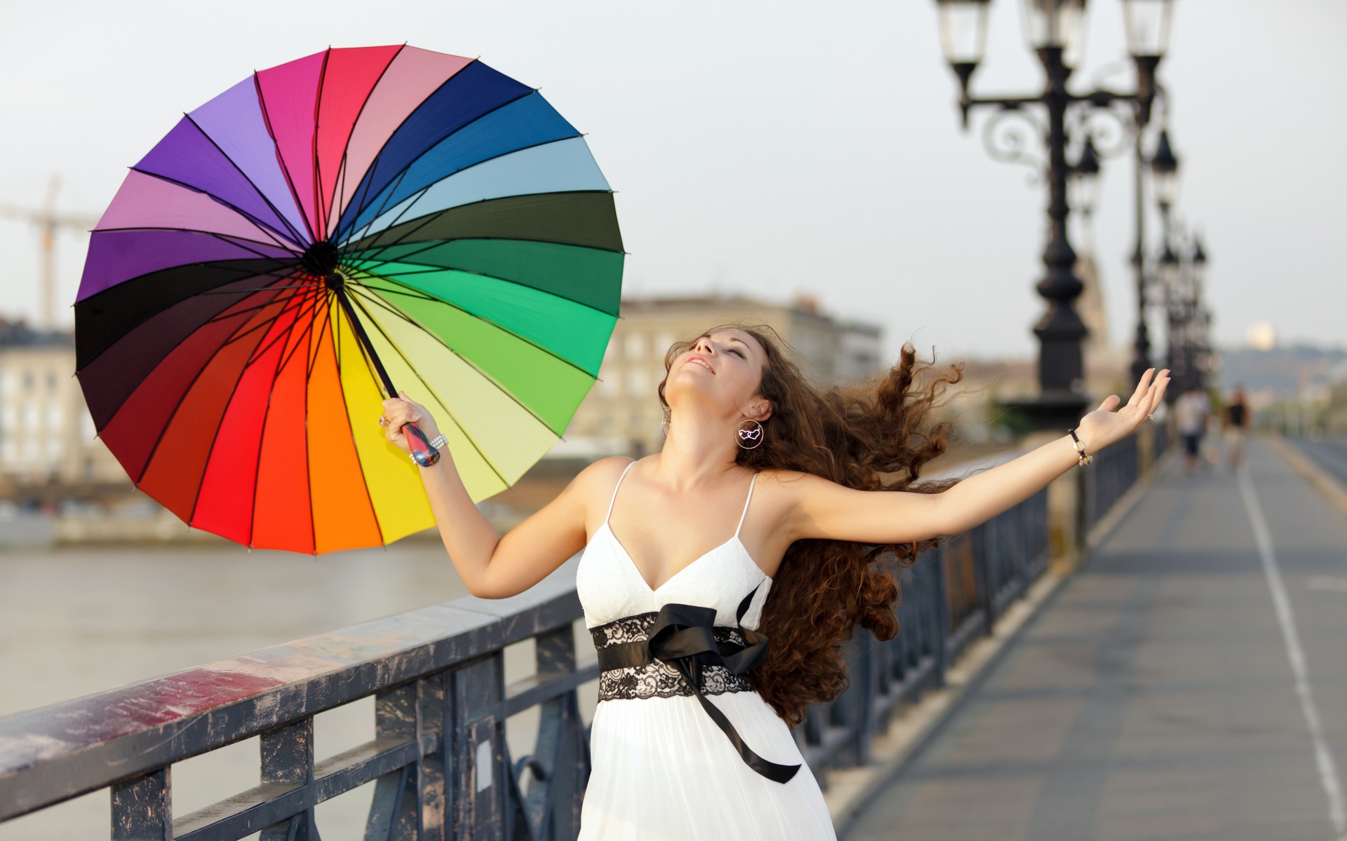 Девушка с разноцветным зонтиком