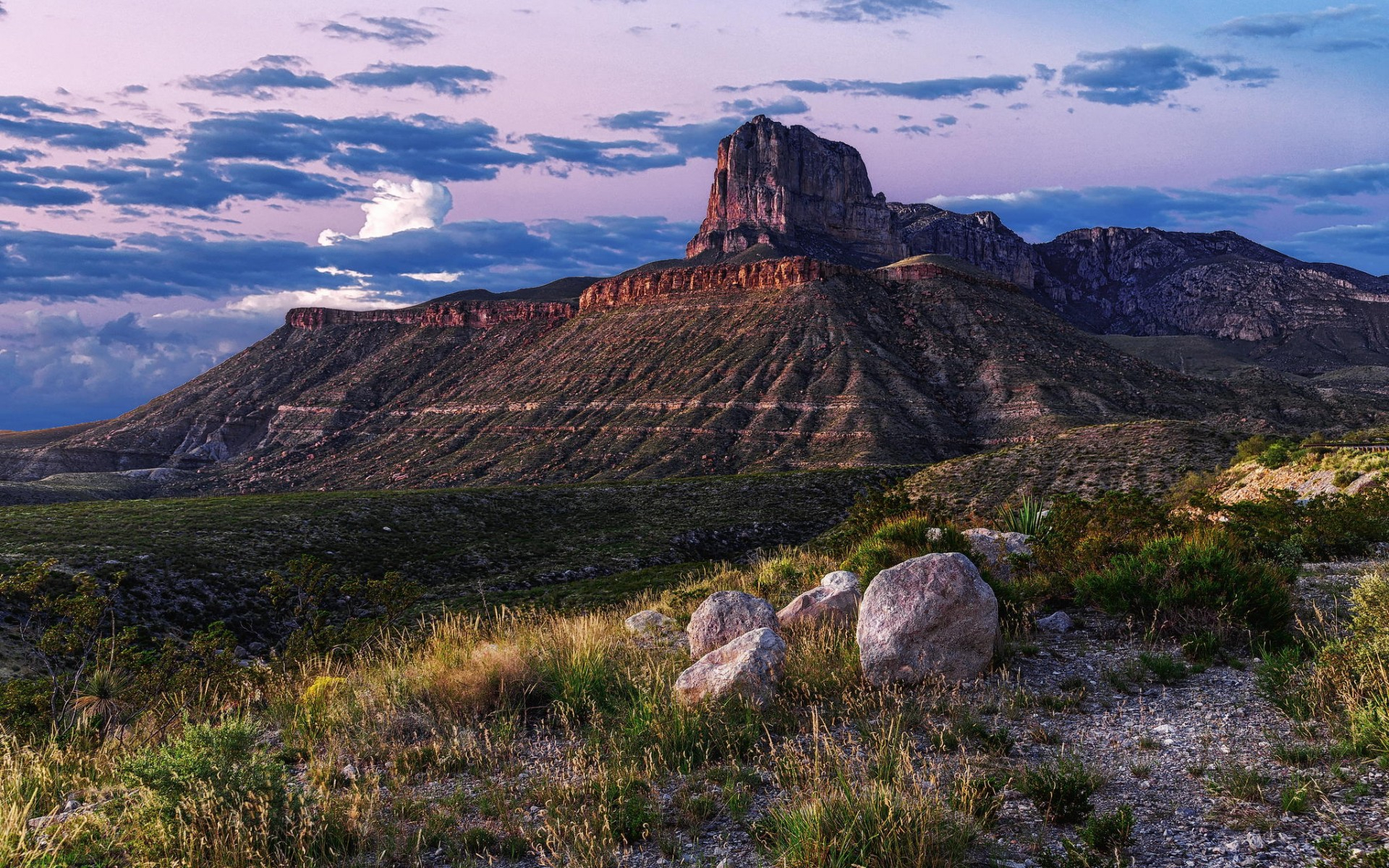 горы с несколькими облаками в небе и несколькими скалами