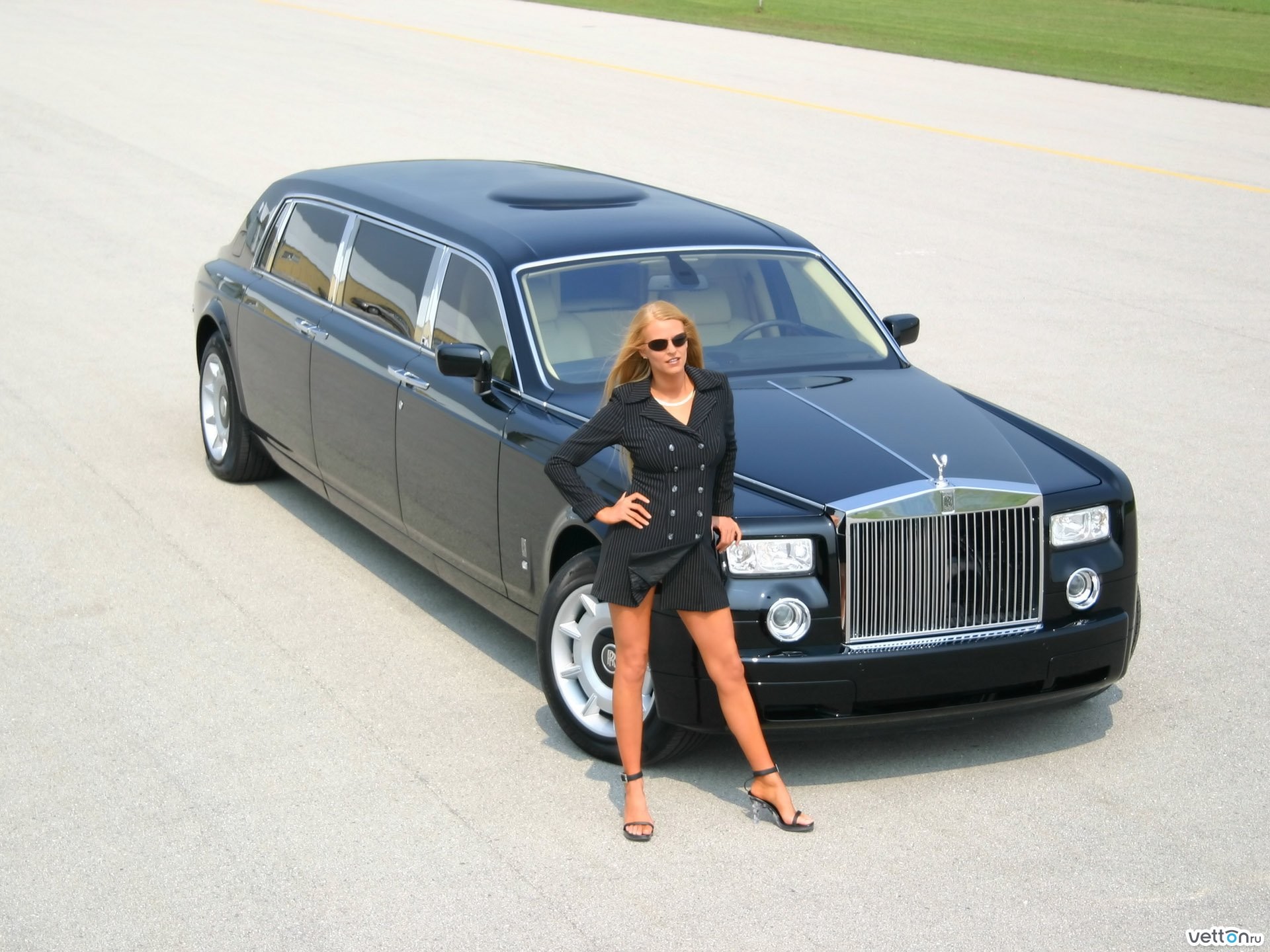 Найками роллс. Rolls Royce Phantom лимузин. Юля гаврилина Роллс Ройс. Роллс Ройс 2004. Роллс Ройс Фантом 2004.