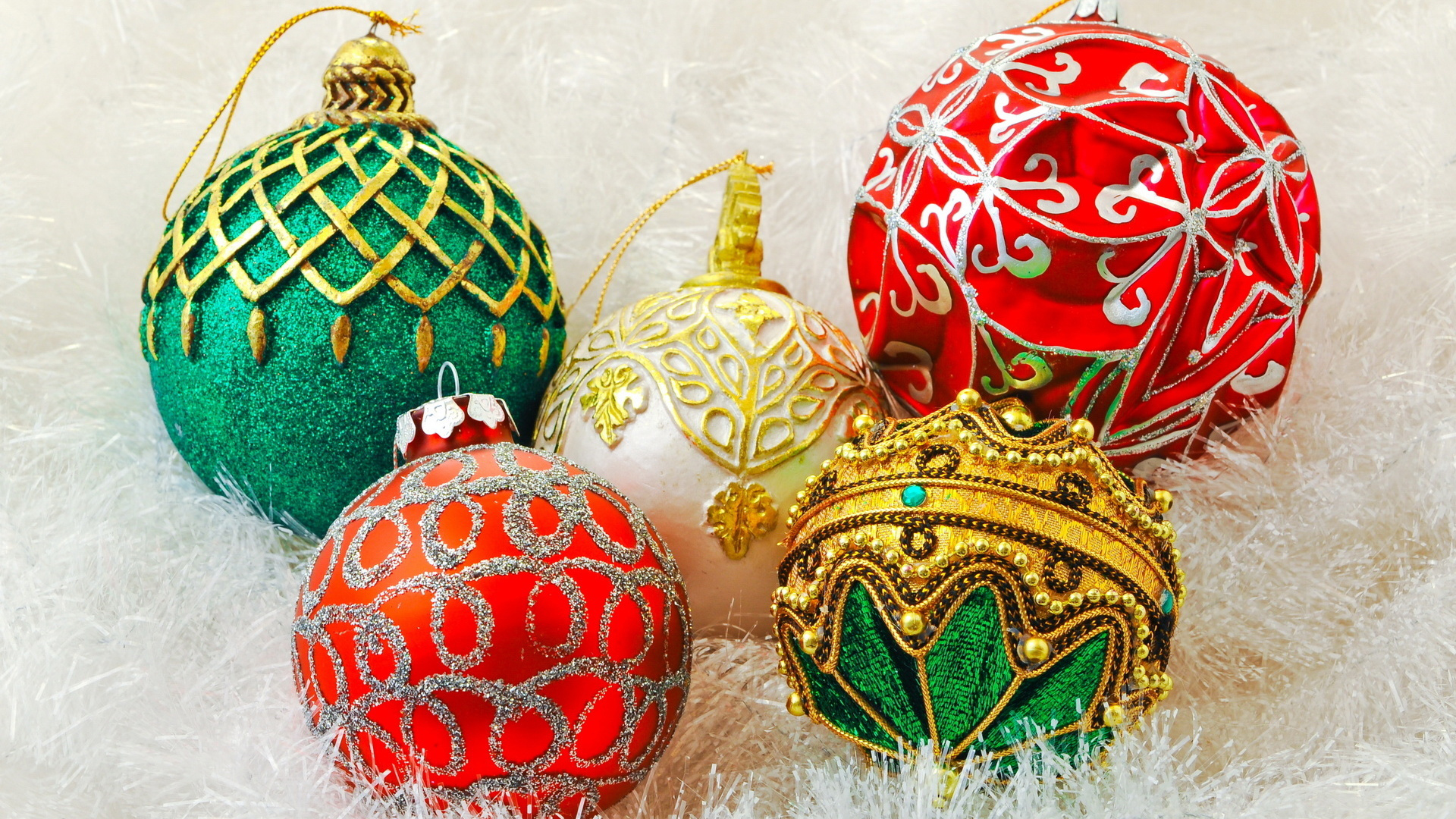 несколько рождественских украшений расположены на белом одеяле