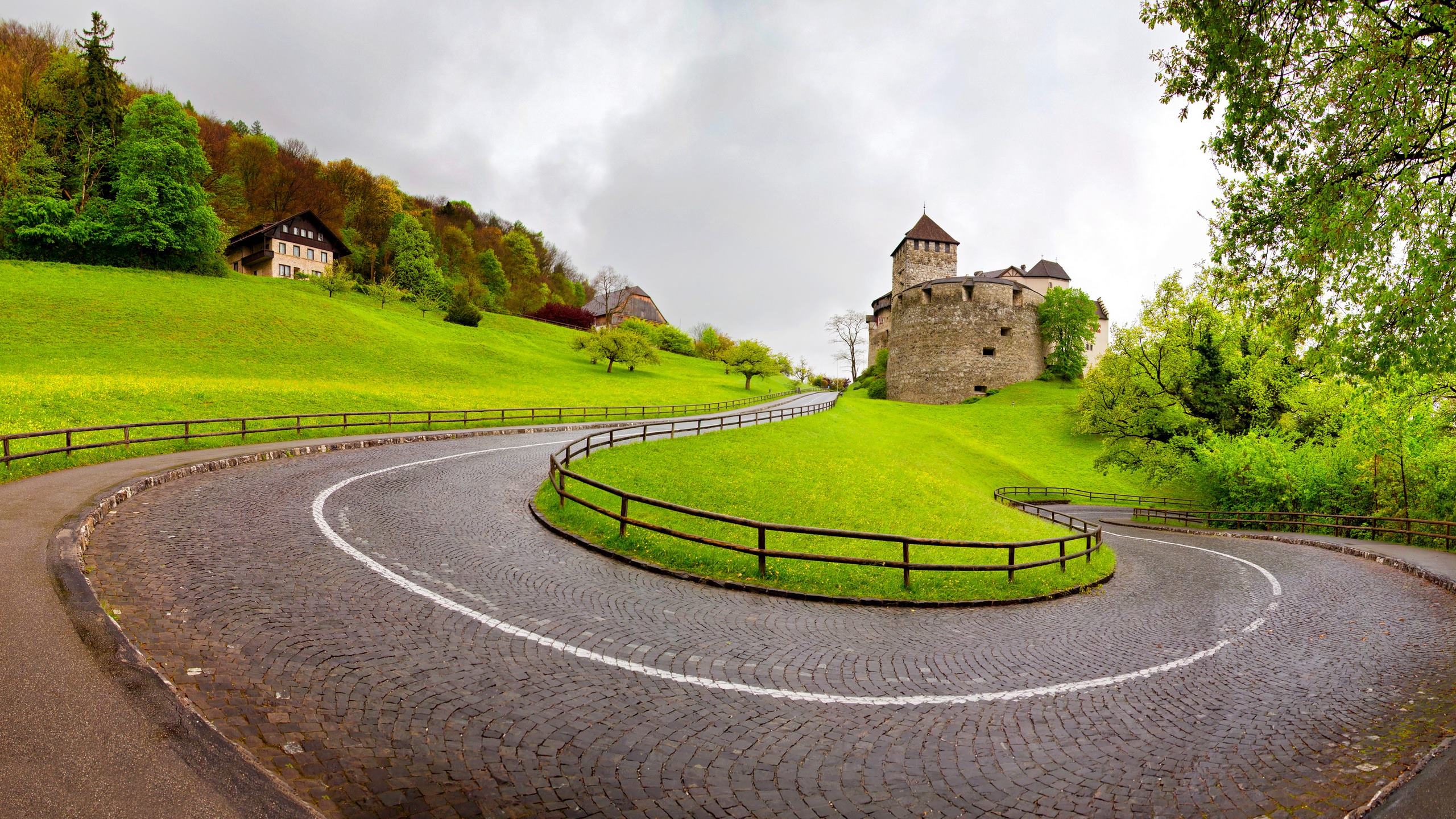 Castle road. Лихтенштейн природа холмы. Лихтенштейн замок Вадуц обои. Лихтенштейн дороги. Дорожка к замку.