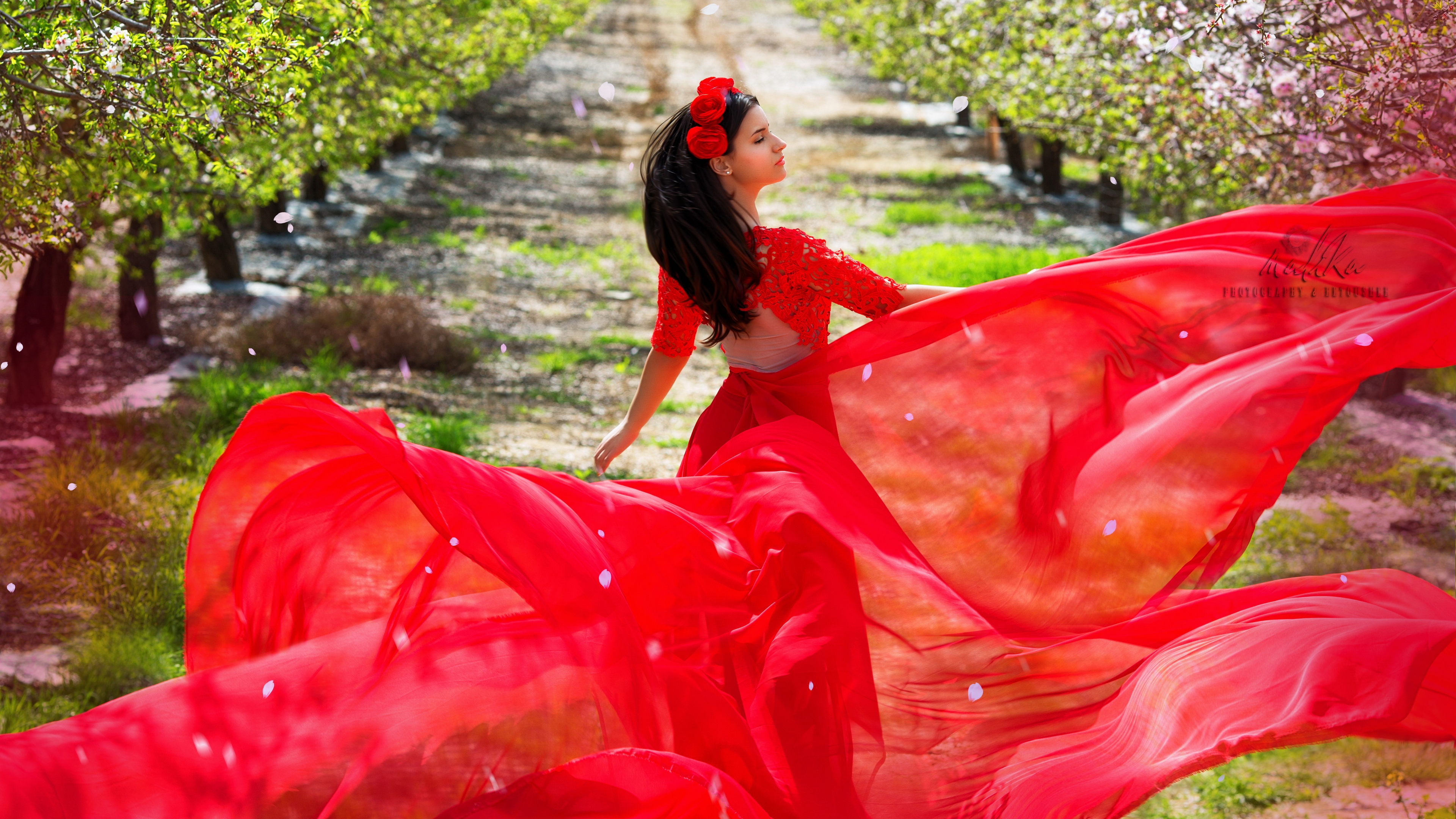Алый замечать. В Красном платье на природе. Девушка в воздушном платье. Девушка в Красном платье танцует. Брюнетка в Красном платье.