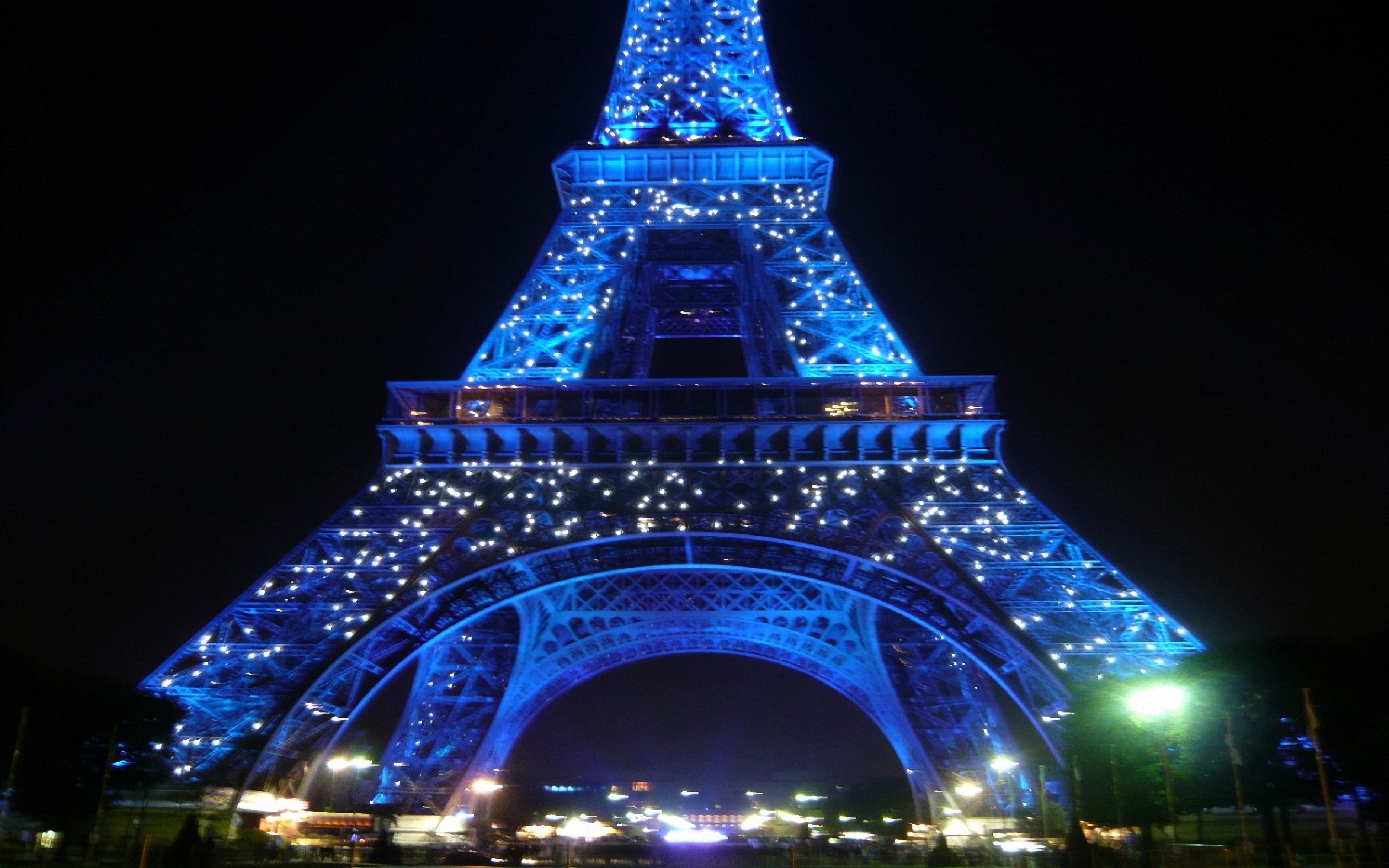 Эйфелева башня год. Эйфелева башня (Eiffel Tower) ночью. Эйфелева башня Париж годы. Подсветка Эйфелевой башни. Новогодний Париж.