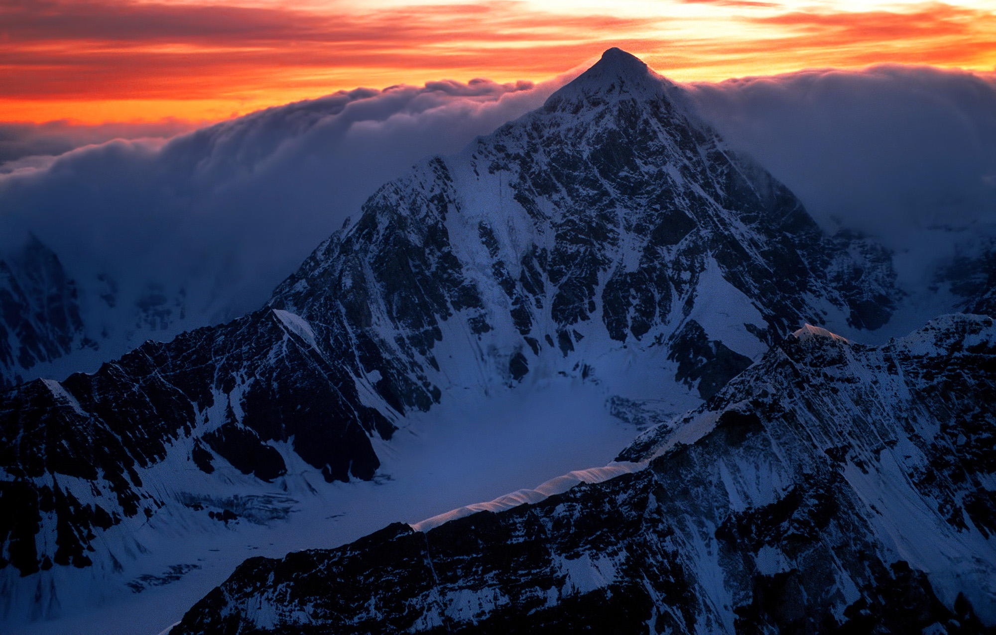 B c mountains. Хан Тенгри гора. Дыхтау. Горы на рабочий стол. Фон горы.