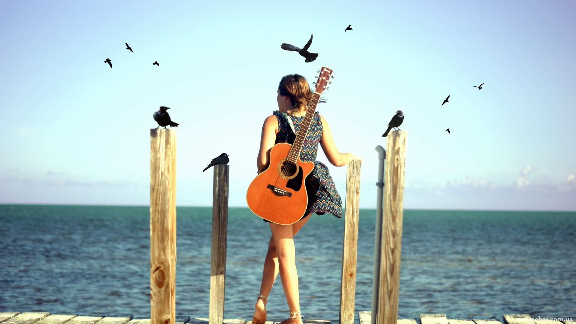 жизнерадостная девушка с розовой гитарой бесплатно