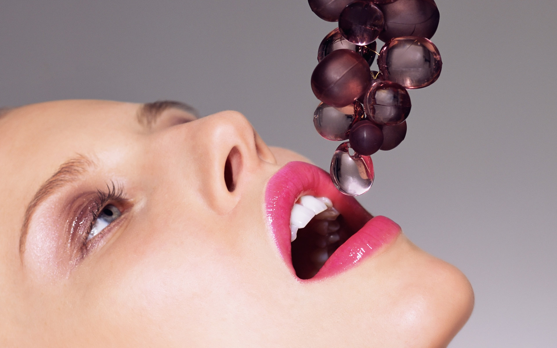 Девушка есть виноград. Губы и виноград. Девушка ест виноград. Девушка с виноградом во рту. Девушка кормит виноградом.