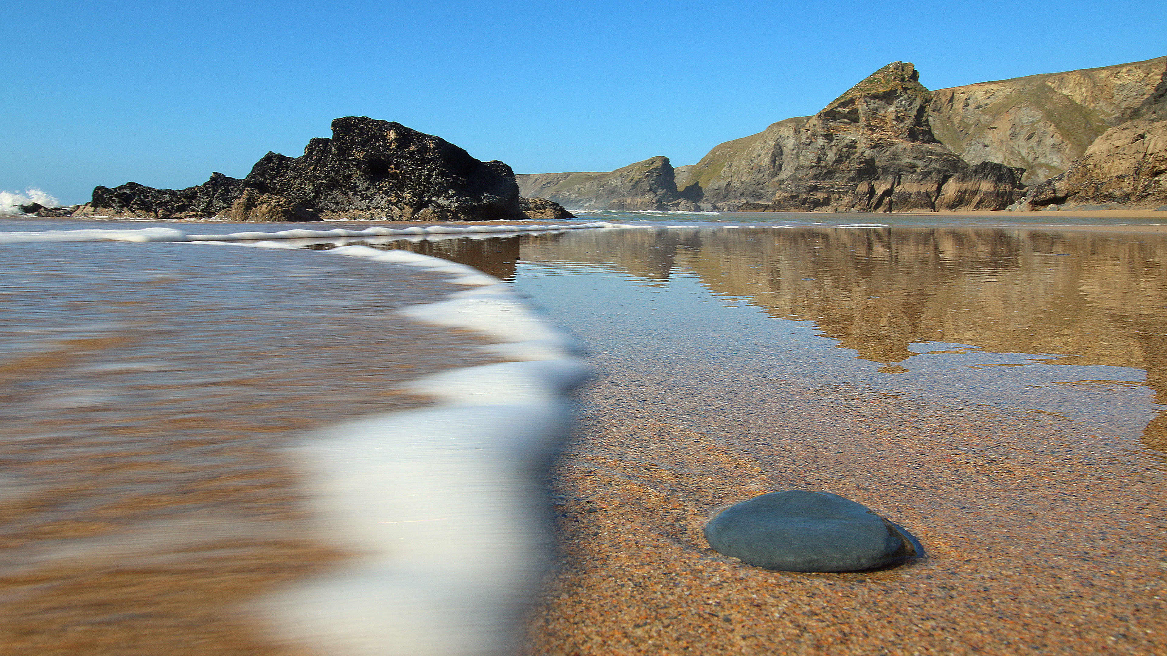 Песок в воде. Море камни. Камни на пляже. Камни в воде. Белое море.