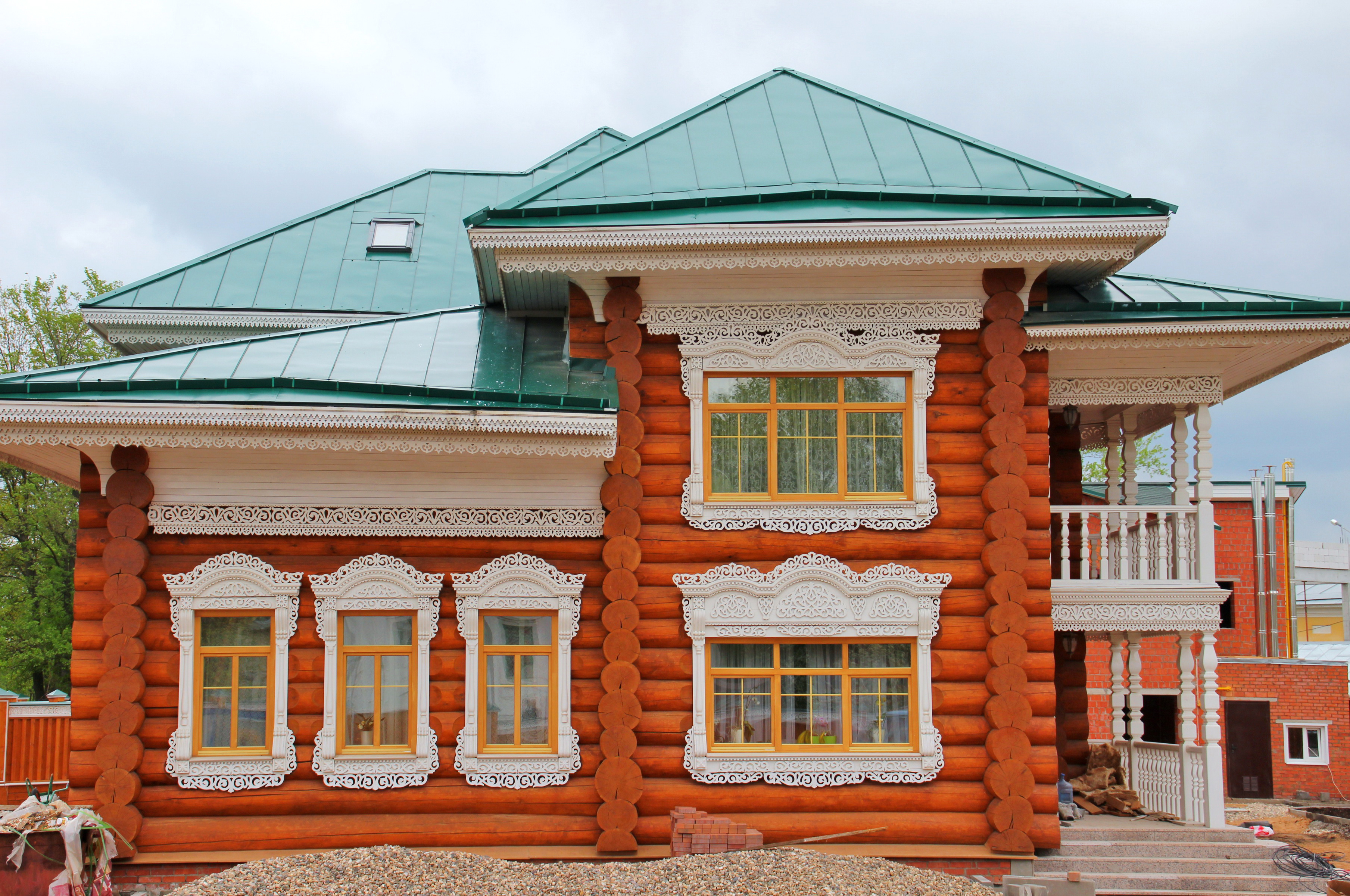 Фото российских домов. Деревянный дом Россия. Дома в русском стиле. Деревянный дом в городе. Дома обычные русские.